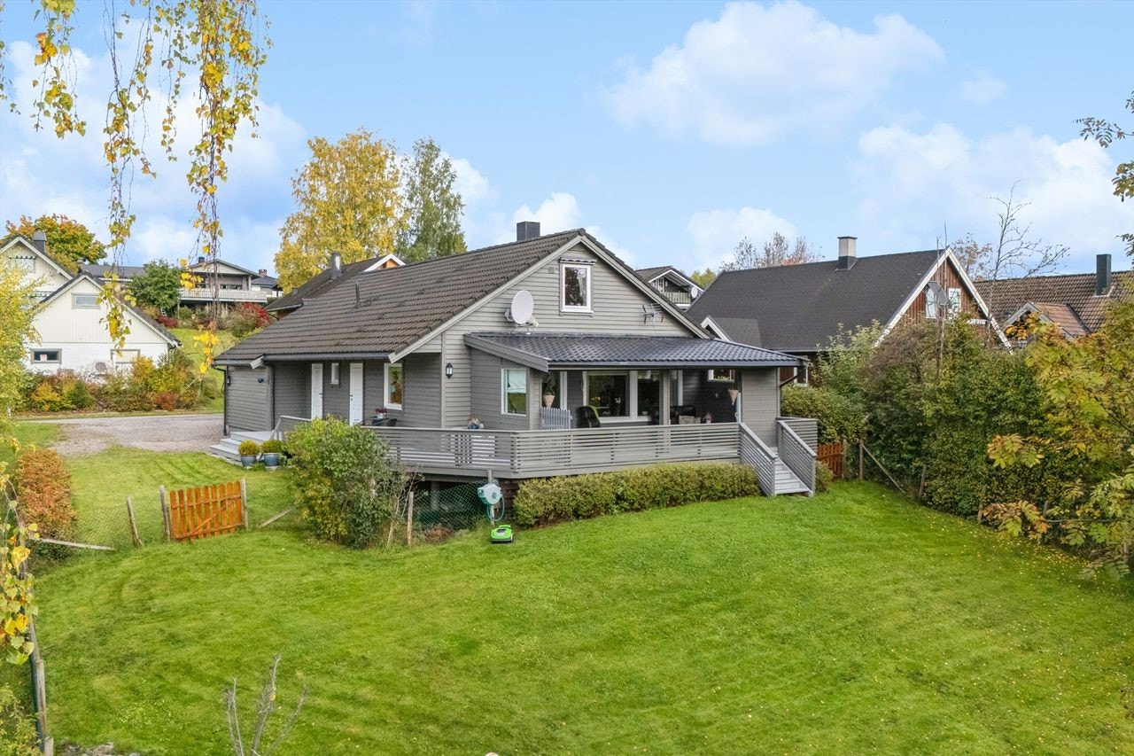 Eiendommen har en stor og solrik hage, pent opparbeidet med plen og beplantning. Galleribilde