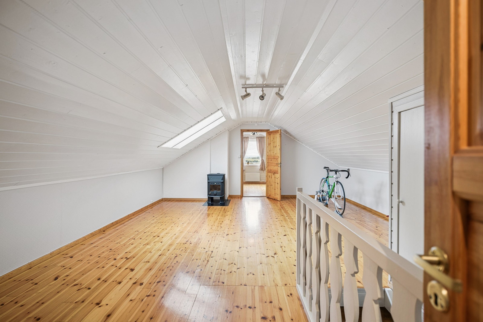 Loftstuen er et allsidig rom med egen peisovn og lakkert tregulv. Galleribilde