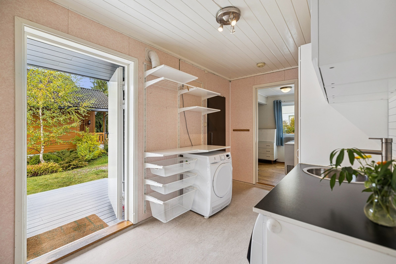 Vaskerommet har egen utgang til uteområdet, noe som er praktisk i hverdagen. Galleribilde