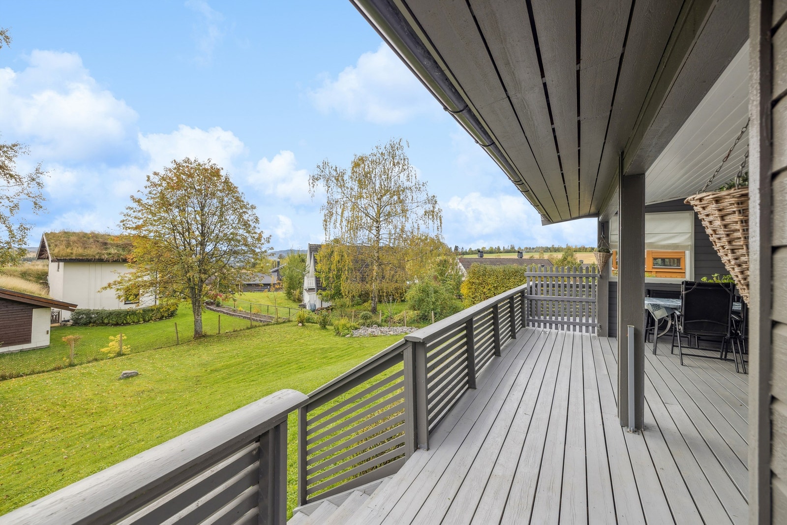 Fra terrassen har man en fin oversikt over hagen og nærområdet. Galleribilde