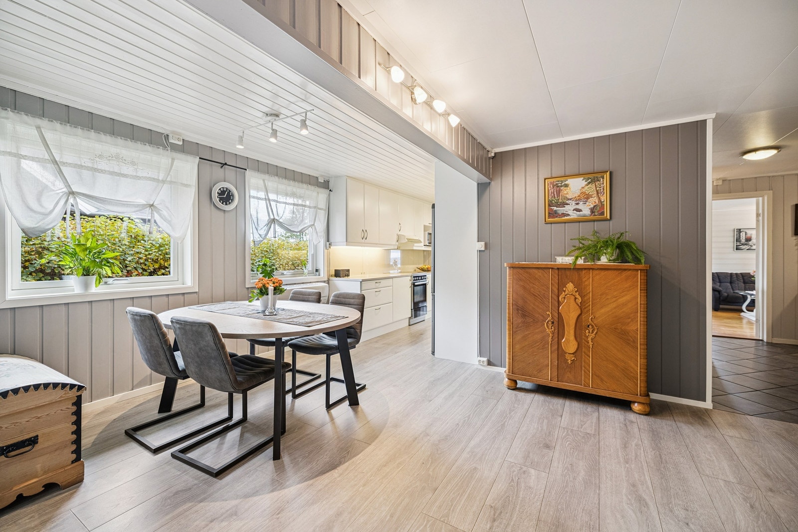 Spisestuen har en sentral plassering og er utstyrt med en luft-til-luft varmepumpe fra 2021. Galleribilde