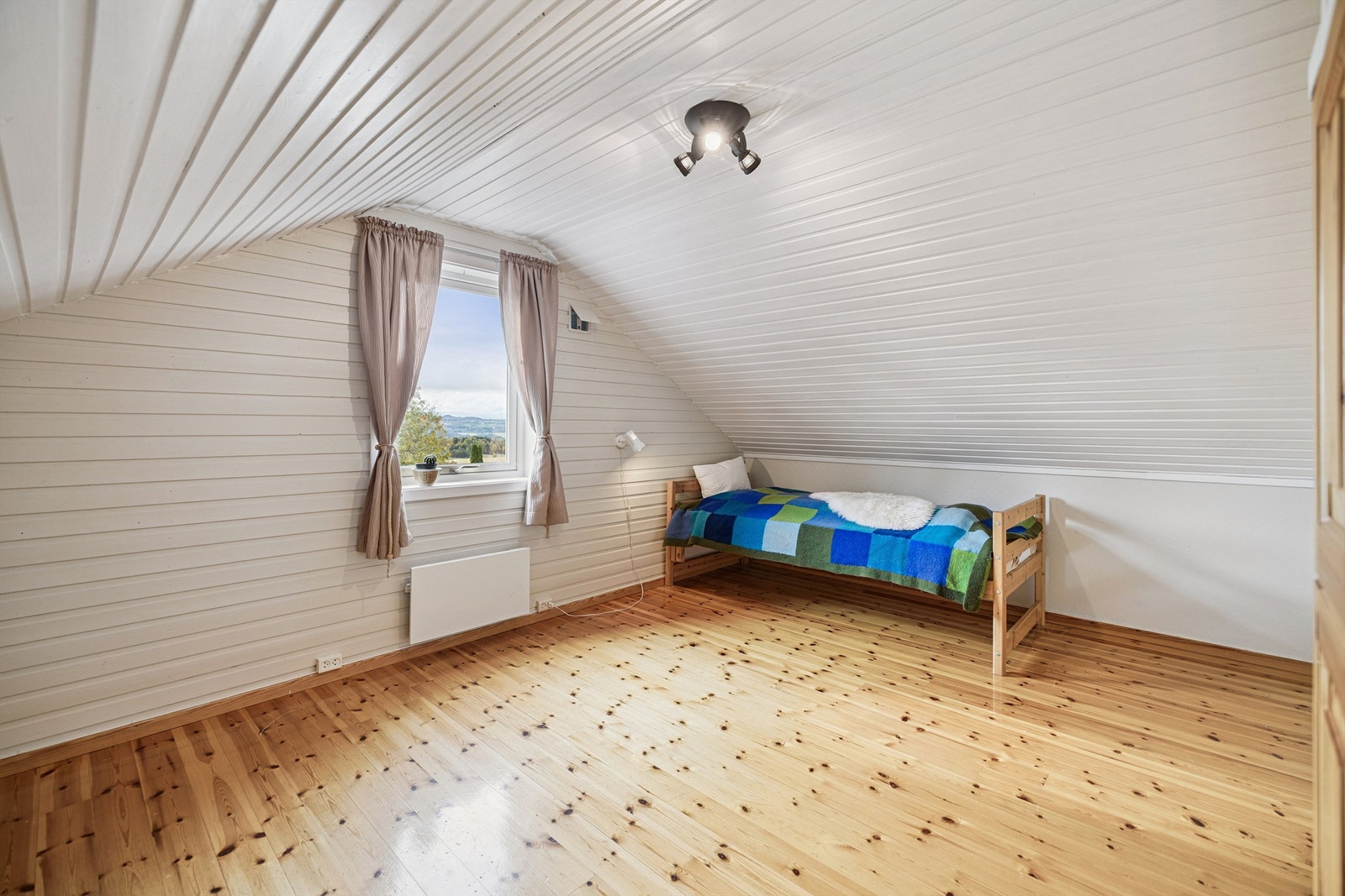 Soverommene i andre etasje har en lun atmosfære med malt panel og tregulv. Galleribilde