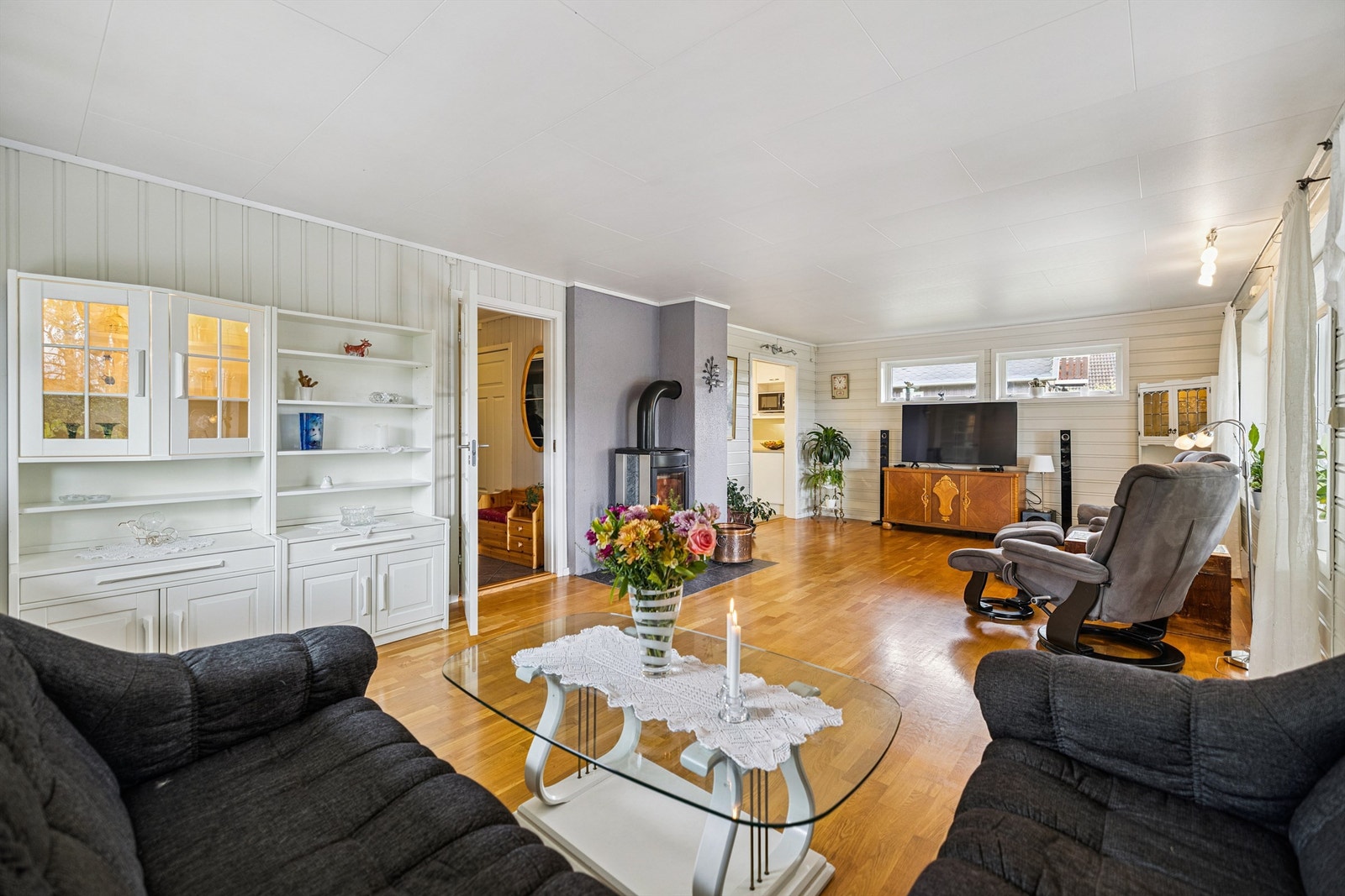 Stuen er et lyst og romslig samlingspunkt med god plass til flere sittegrupper. Galleribilde