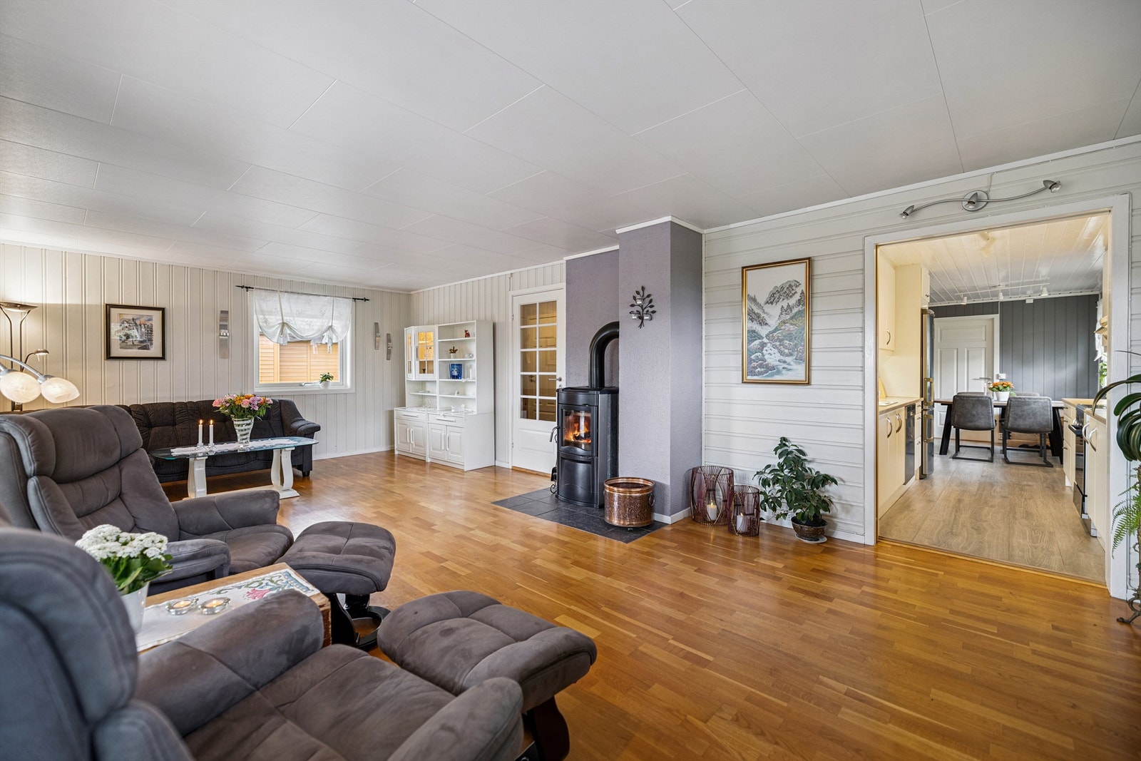 Den åpne løsningen gir en god flyt mellom stue og spisestue. Galleribilde