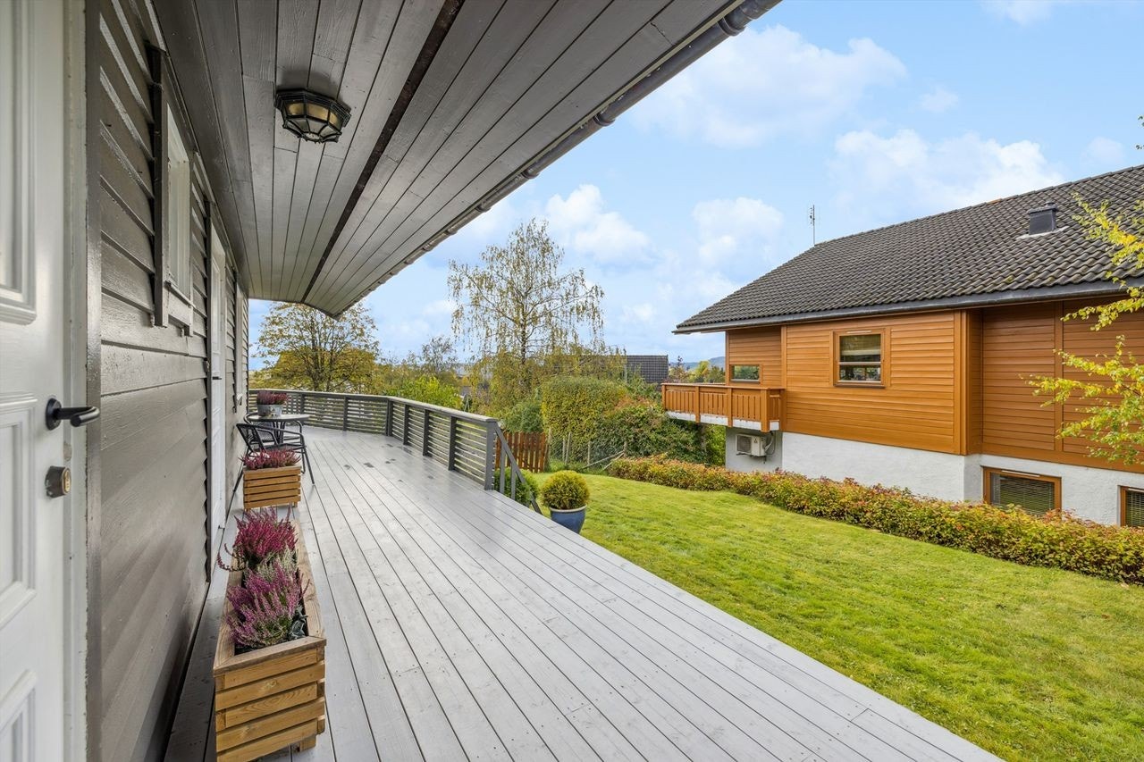 Den sør-vestvendte terrassen ved inngangen er på 28 m² og har god plass til utemøbler. Galleribilde