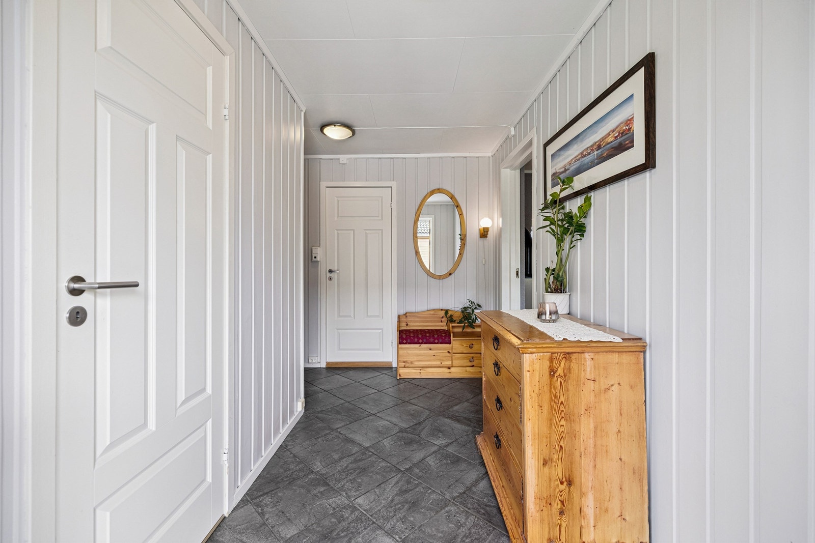 Velkommen inn i en romslig entré med flislagt gulv og varmekabler for ekstra komfort. Galleribilde