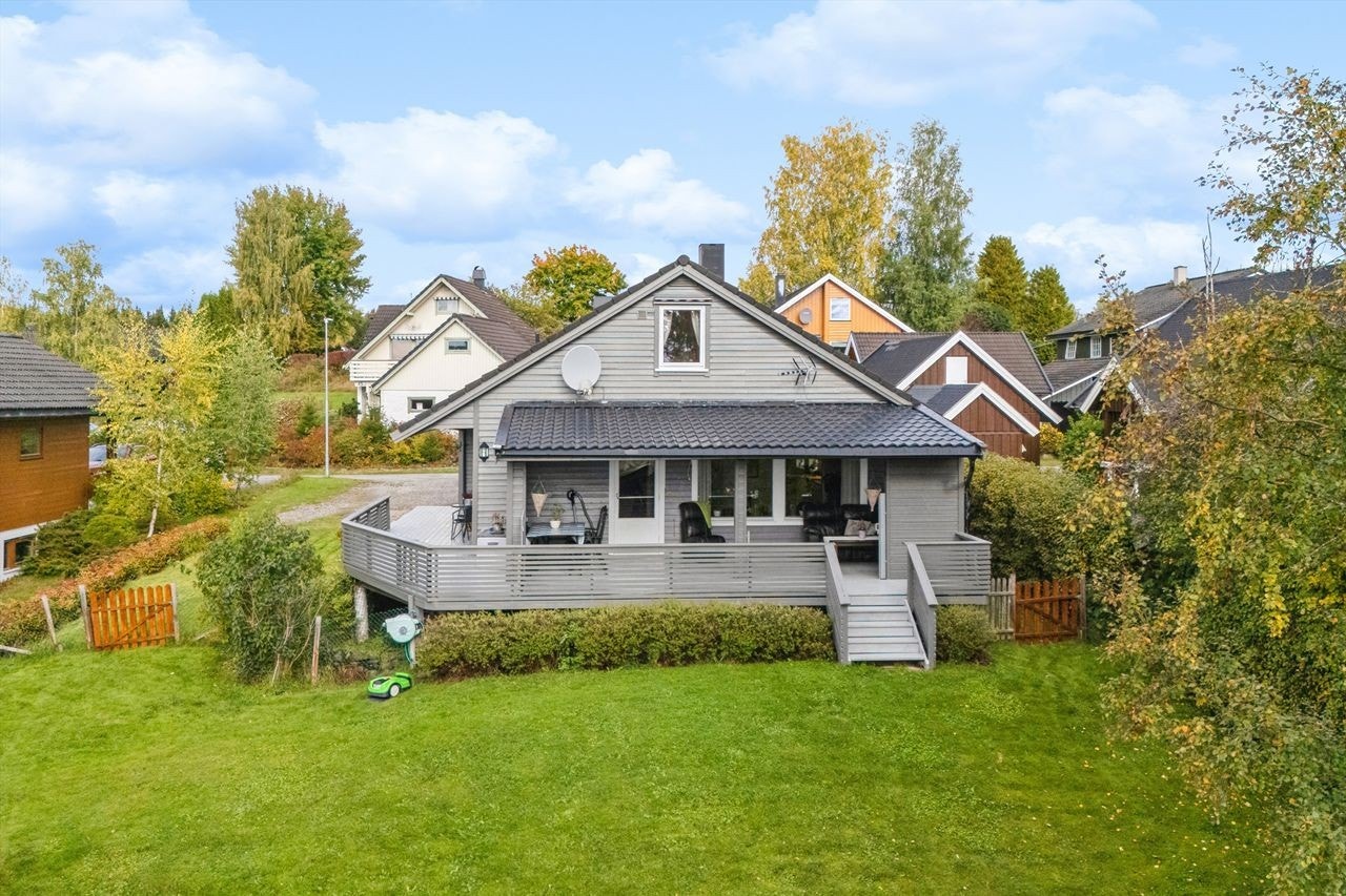 Boligens ytterkledning ble overflatebehandlet i 2021, og taket ble behandlet i 2018. Galleribilde