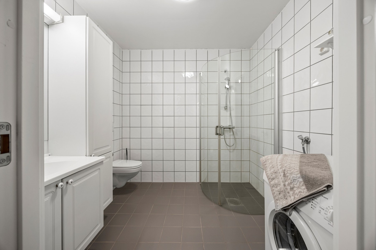 Bad/vaskerom - ca 5 kvm. Flislagte overflater med gulvvarme. Galleribilde