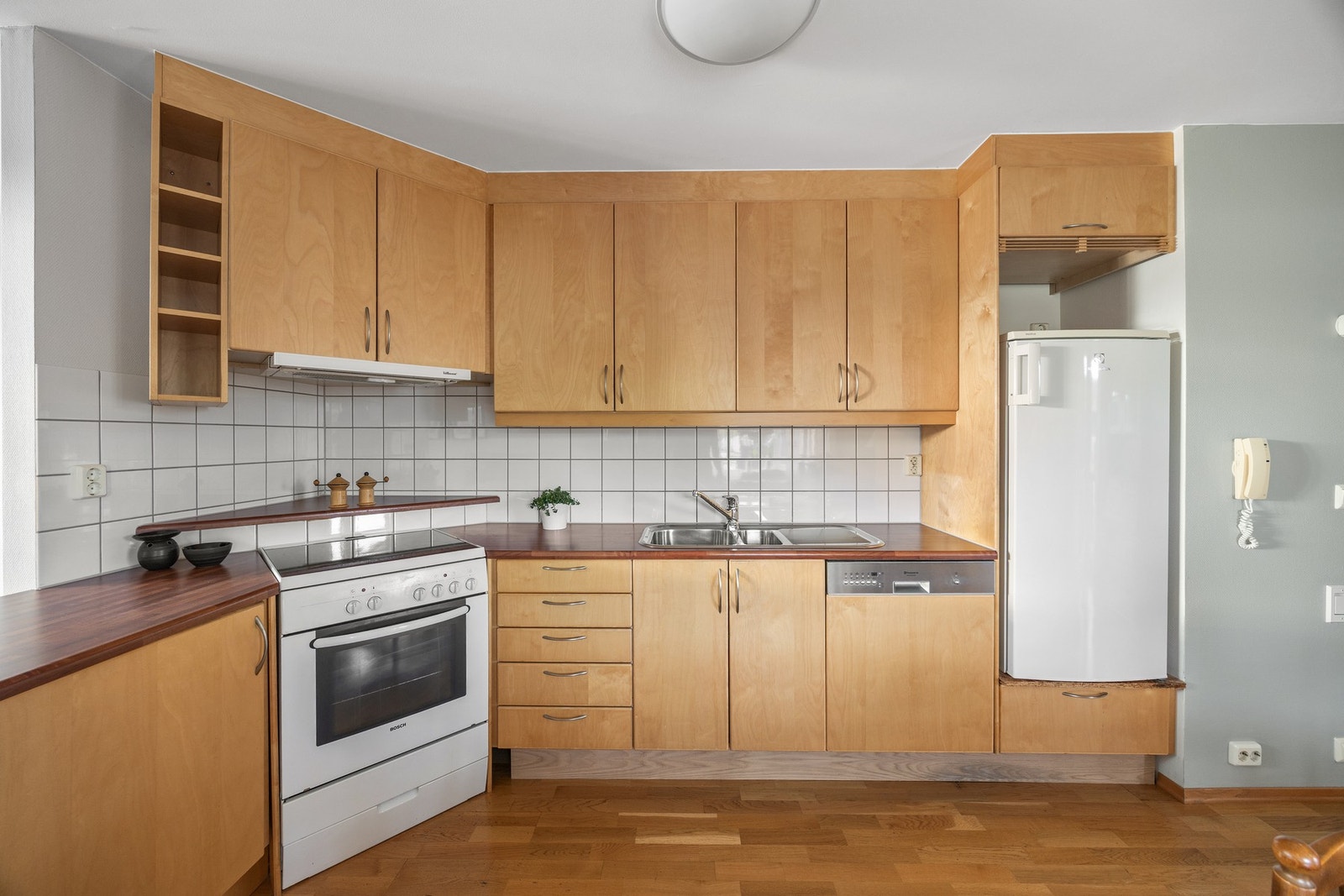 Det er godt med benk- og oppbevaringsplass. Galleribilde