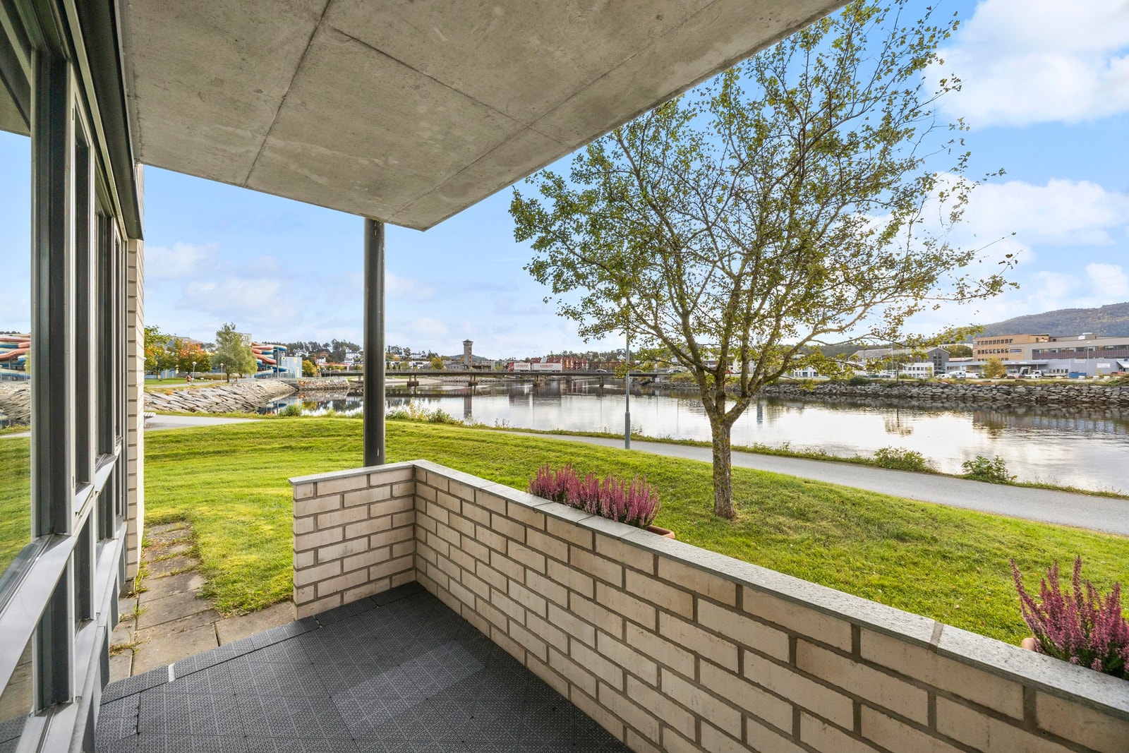 Fra terrassen er det praktisk adkomst rett ut til asfaltert elvepromenade Galleribilde