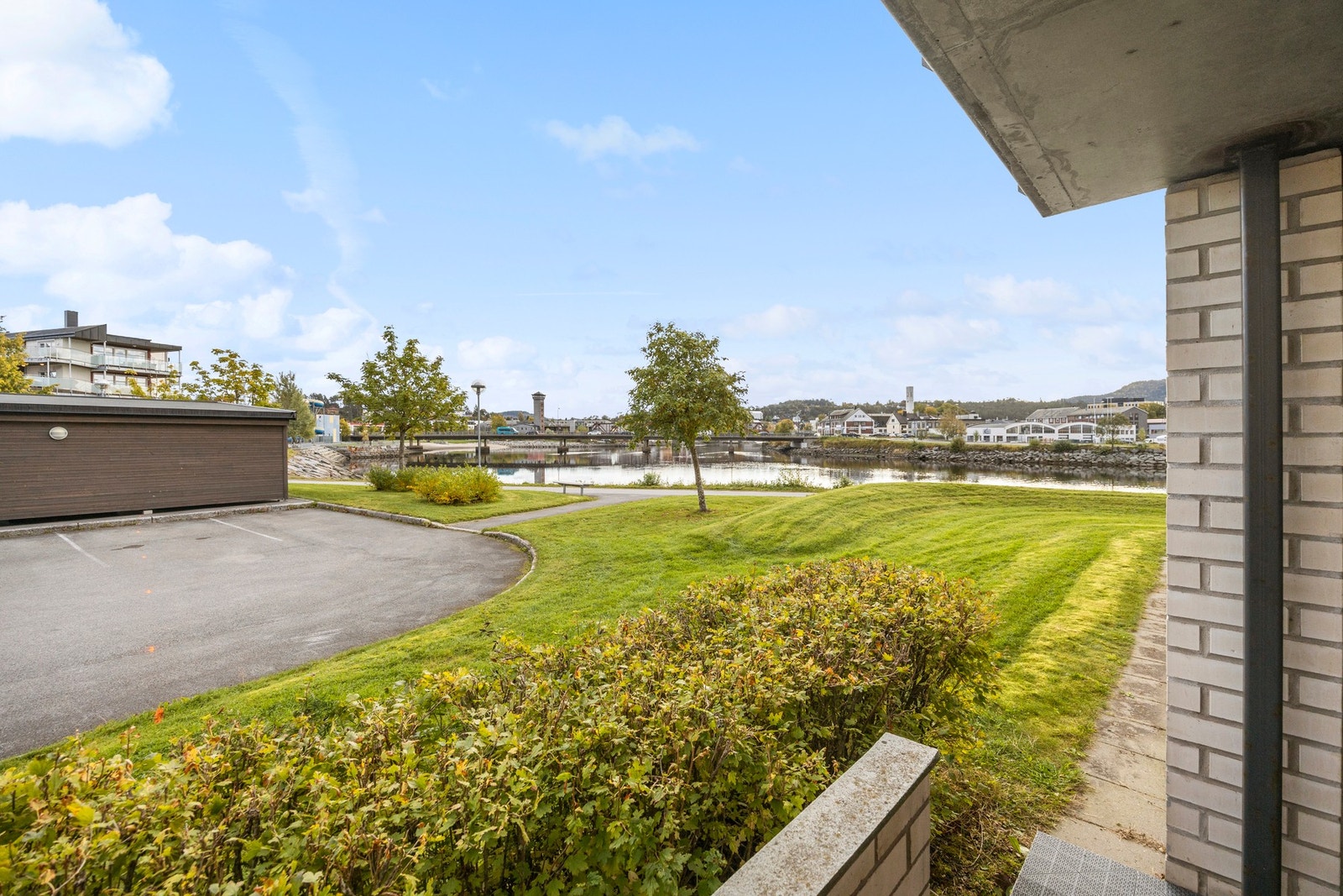 Utsikt mot sentrum og oppover Steinkjerelva Galleribilde