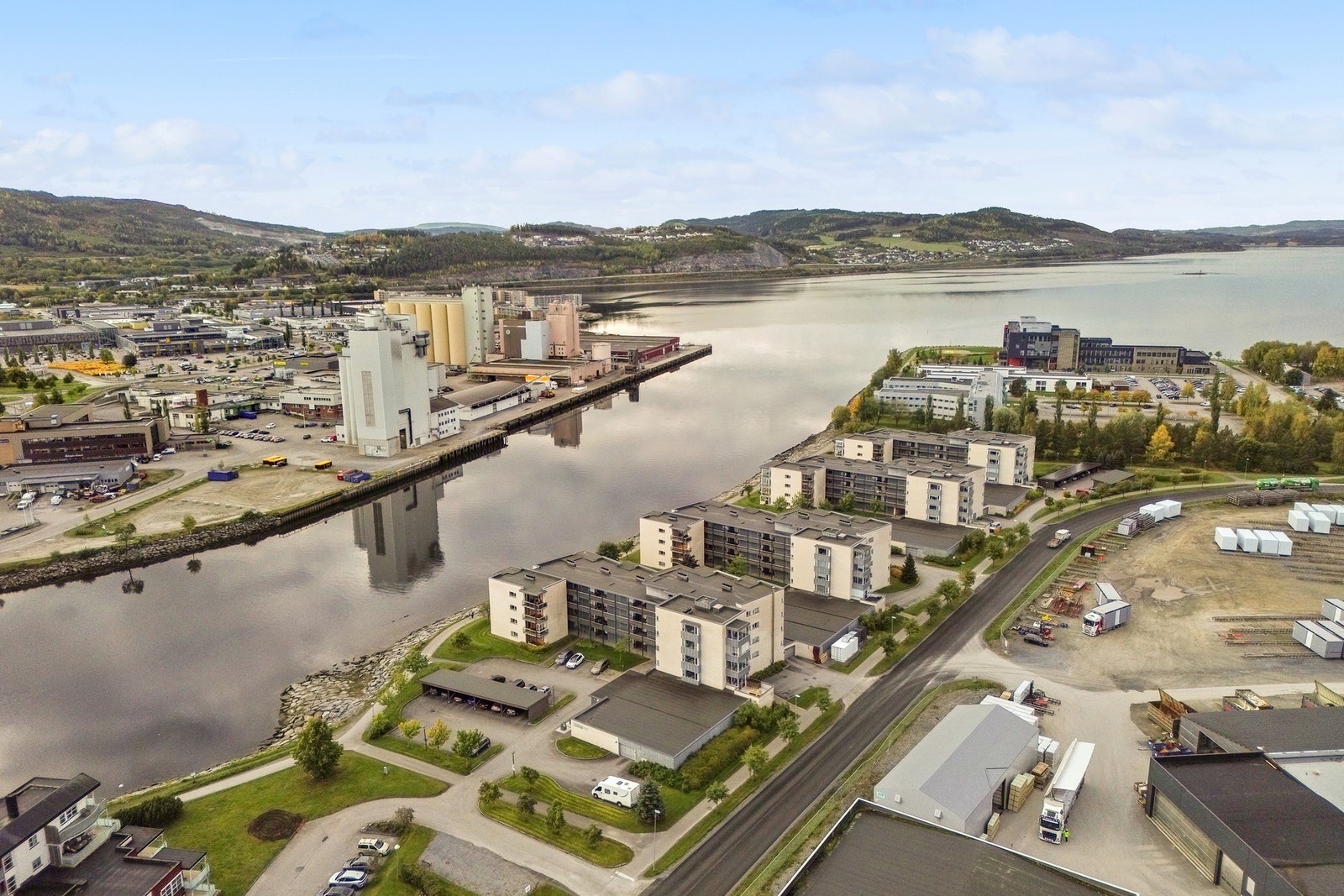 Kort gangavstand til dagligvarebutikk, bakeri, legesenter, badeanlegg, treningssenter, apotek, kino, bibliotek og kollektivtilbud. Galleribilde