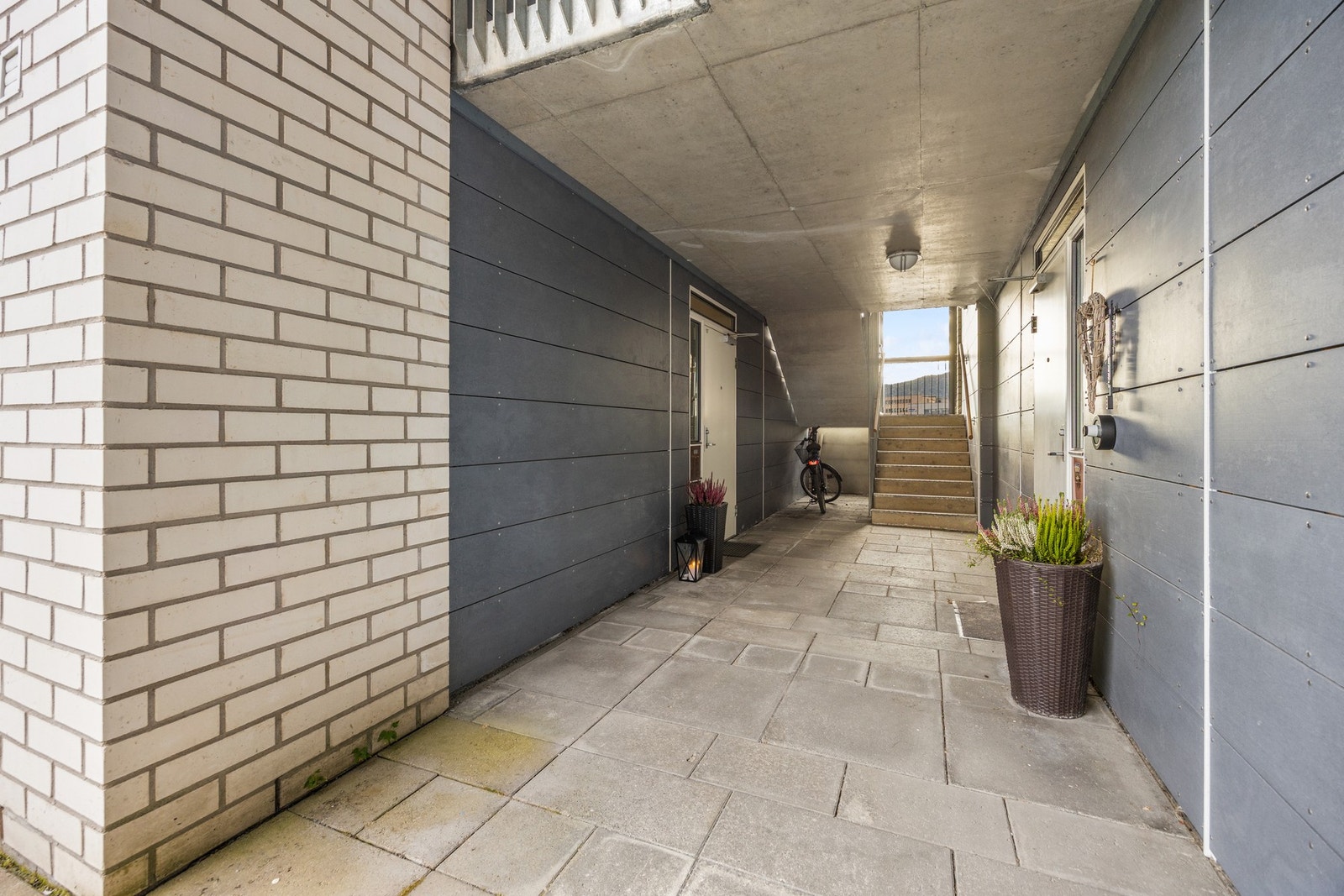 Inngangsparti fra bakkeplan Galleribilde