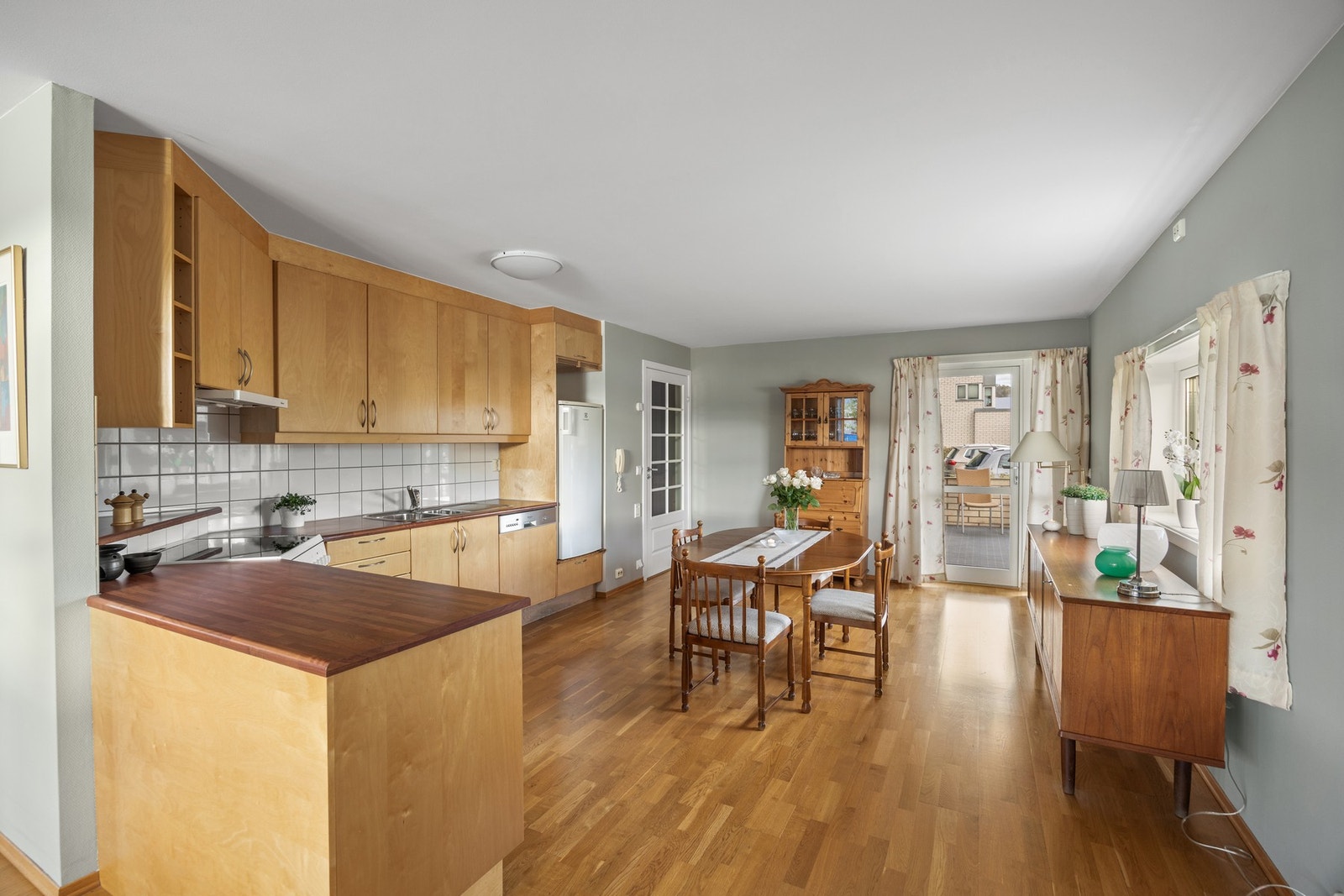 Pen og praktisk kjøkkeninnredning med integrert oppvaskmaskin. Galleribilde