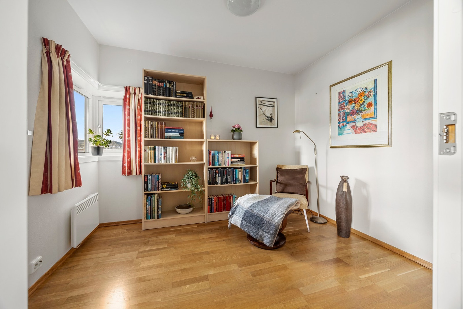 Soverom 2- ca 7,5 kvm. Rommet kan også benyttes som en ekstra stue Galleribilde