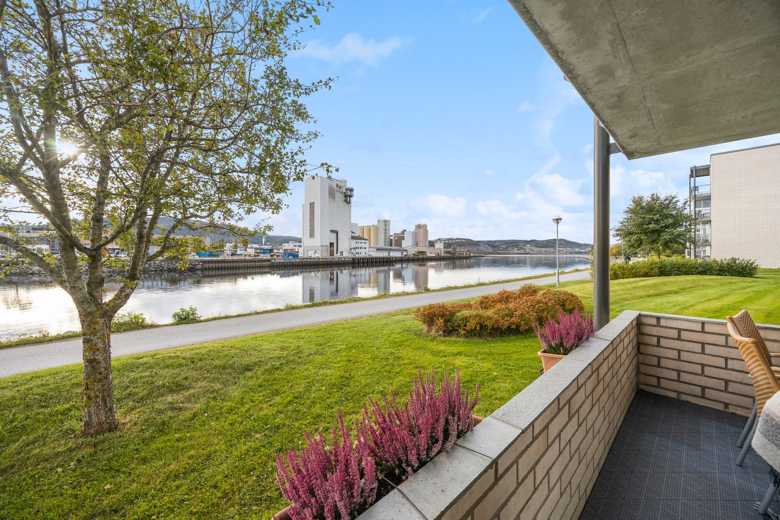 Fra terrassen er det vakker utsikt mot Steinkjerelva og sjøen! Galleribilde