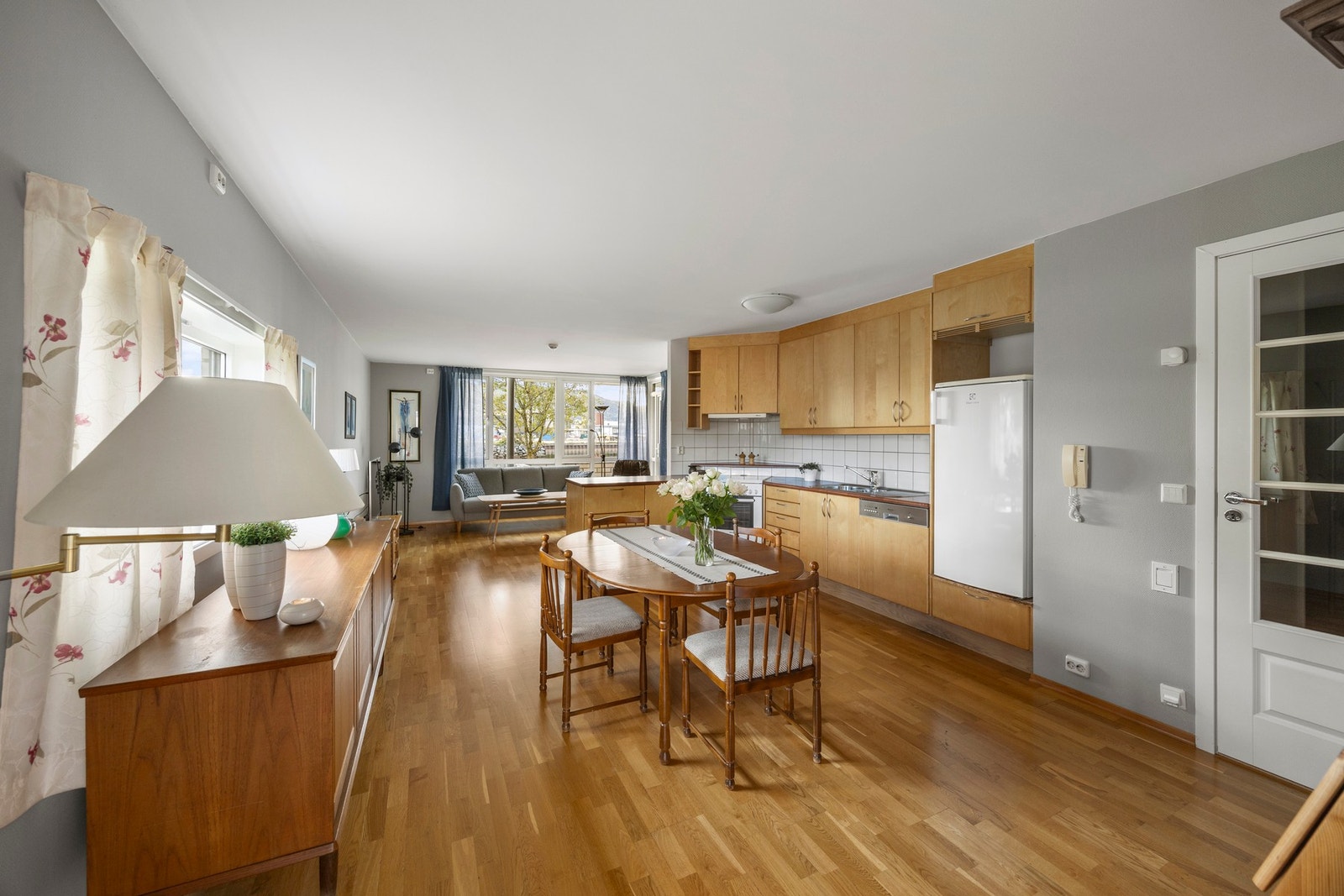 Stue og kjøkken måler ca 36 kvm. Galleribilde