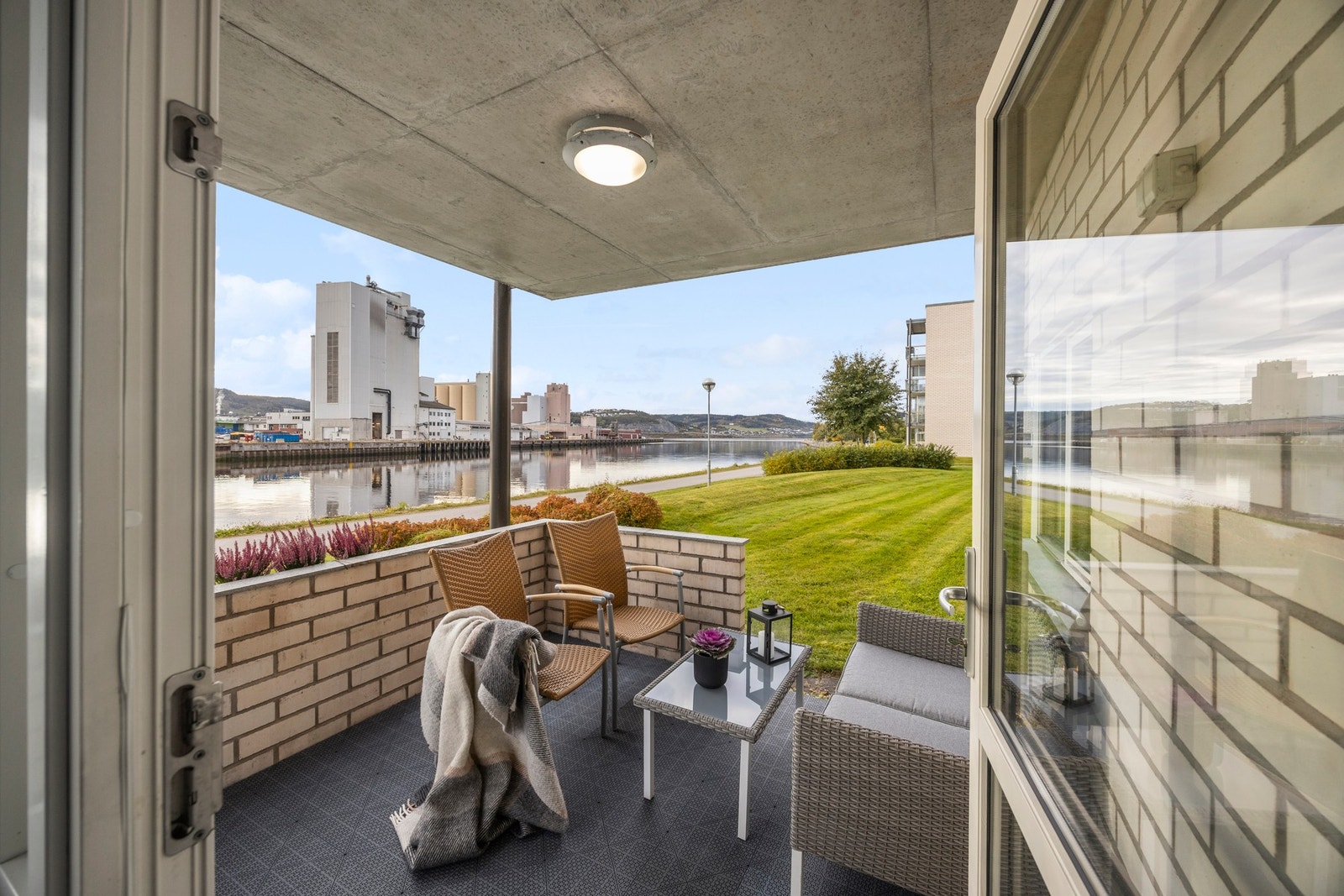 Fra stuen er det utgang til terrasse på ca 10 kvm Galleribilde