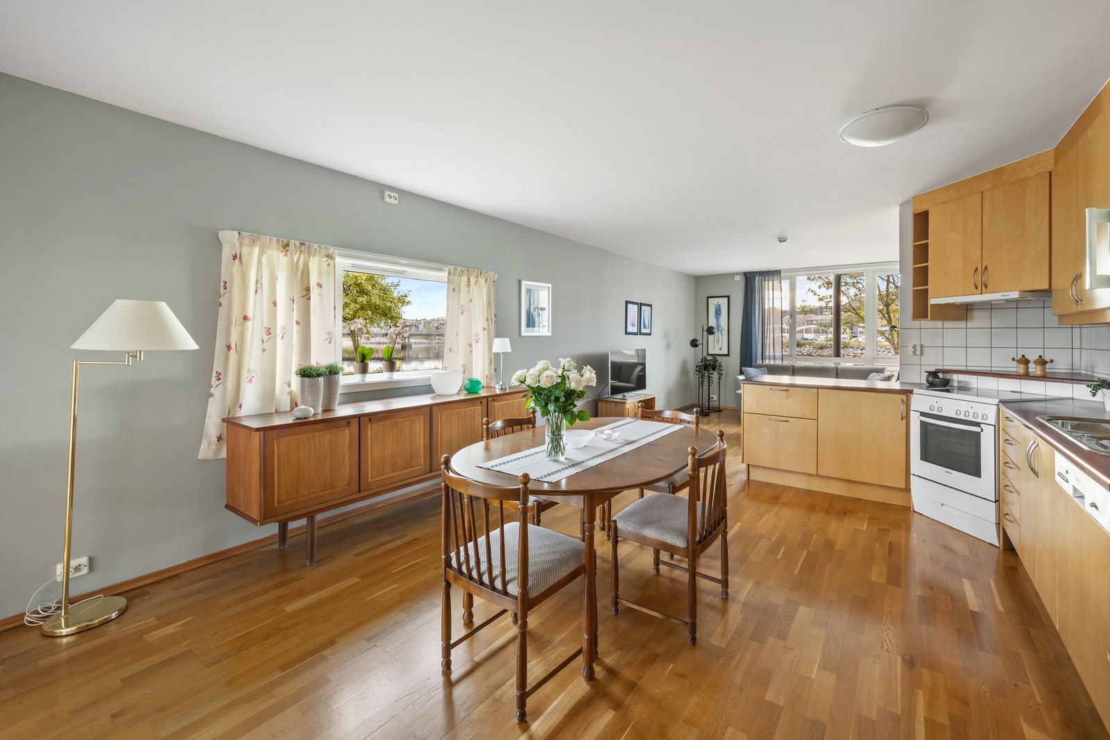 Pen leilighet med attraktiv beliggenhet, to soverom og to terrasser, samt romslig kjøkken og stue! Galleribilde