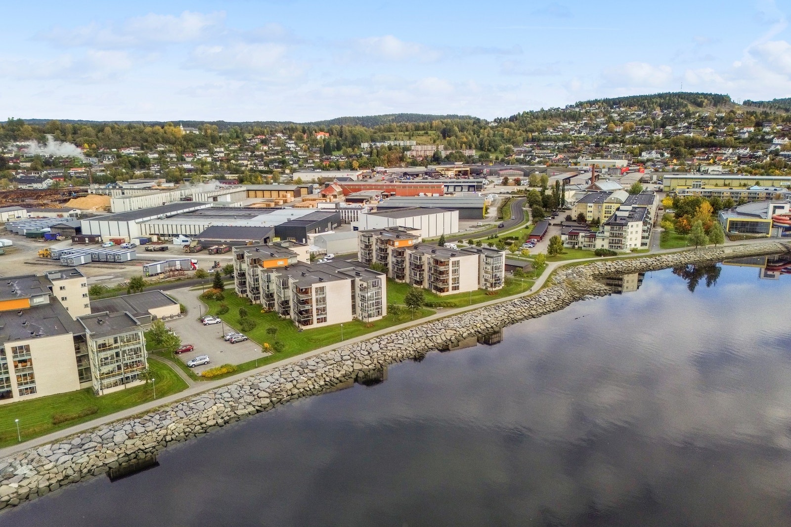 Handicapvennlig elvepromenade Galleribilde