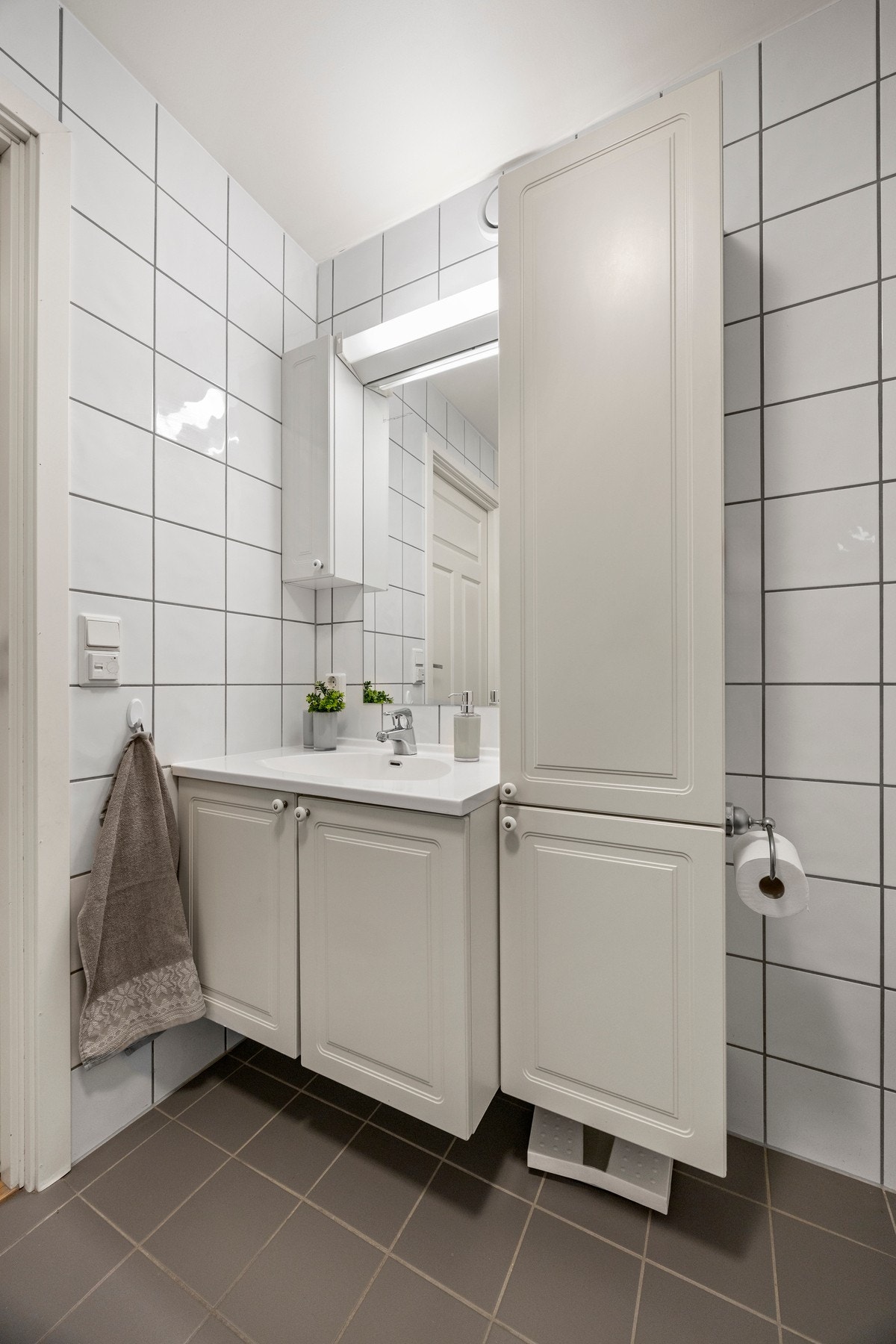 Utstyrt med servantskap, toalett og dusj Galleribilde