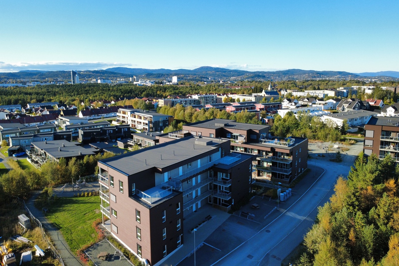 Ved svalgangen er det passende plass for kaffebord hvor du kan nyte morgensolen Galleribilde