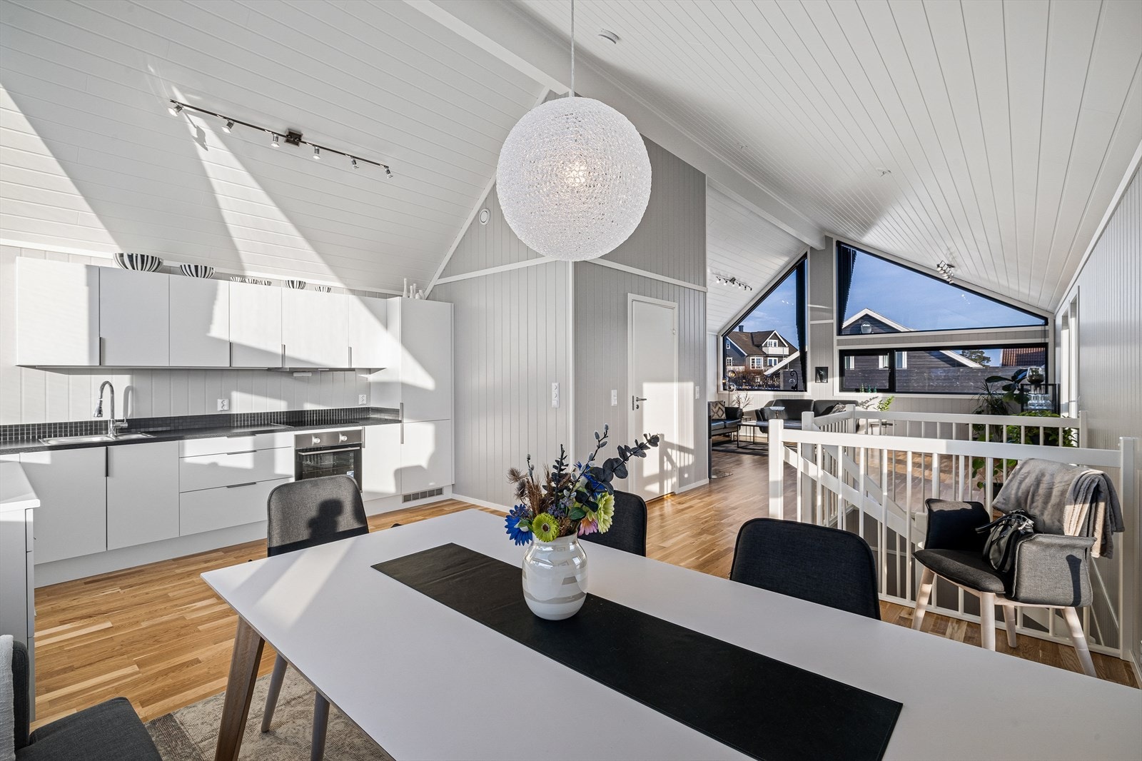 Kjøkkenet er åpent mot stuen. Seksdobbel Spotlight montert i kjøkkentaket. Galleribilde