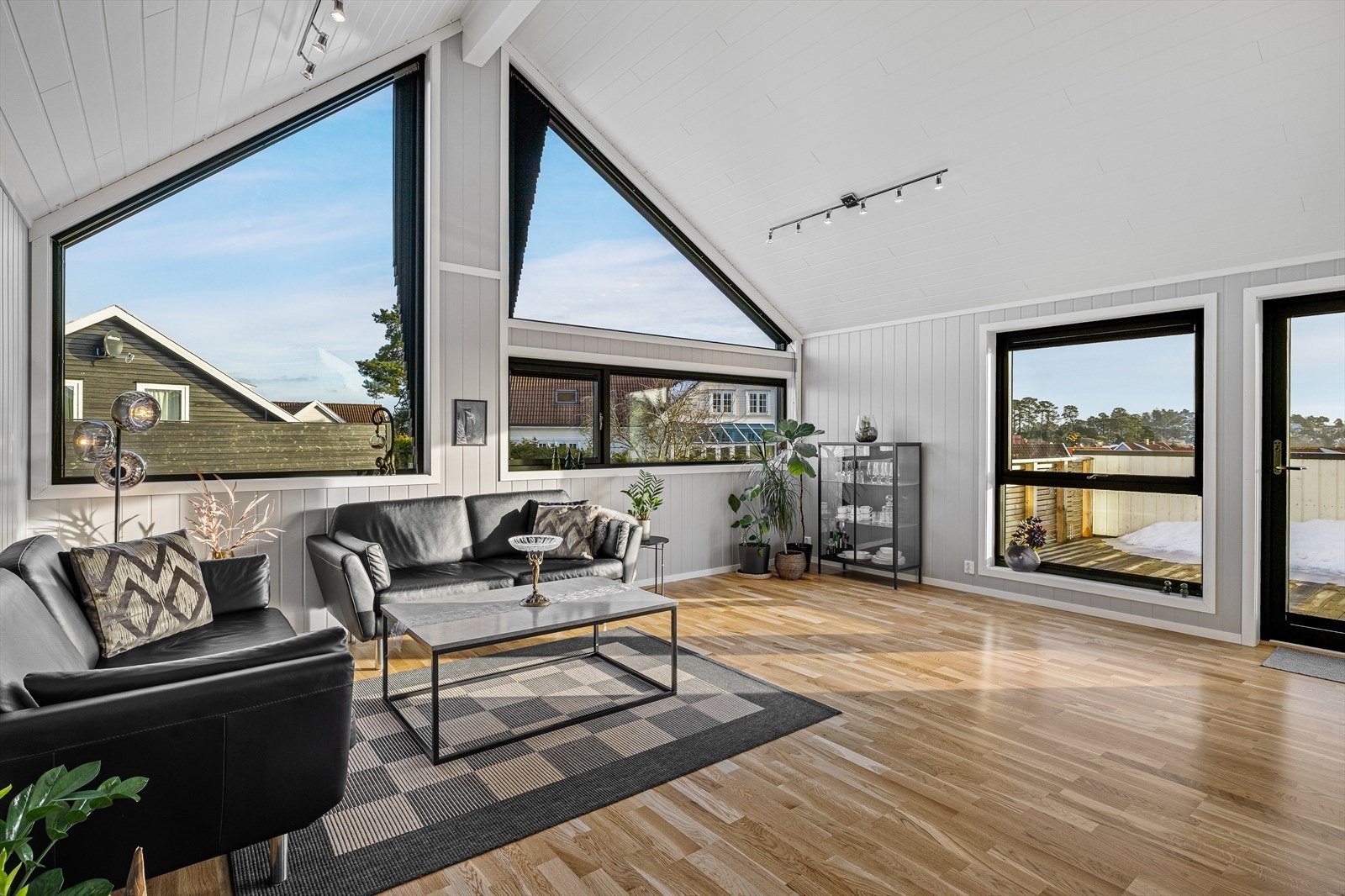 Store vindusflater gir mye lys inn i boligen. Innvendig solskjerming, lamell og plisségardiner på alle vinduer medfølger samt flere fastmonterte seksdoble Spotlights Galleribilde