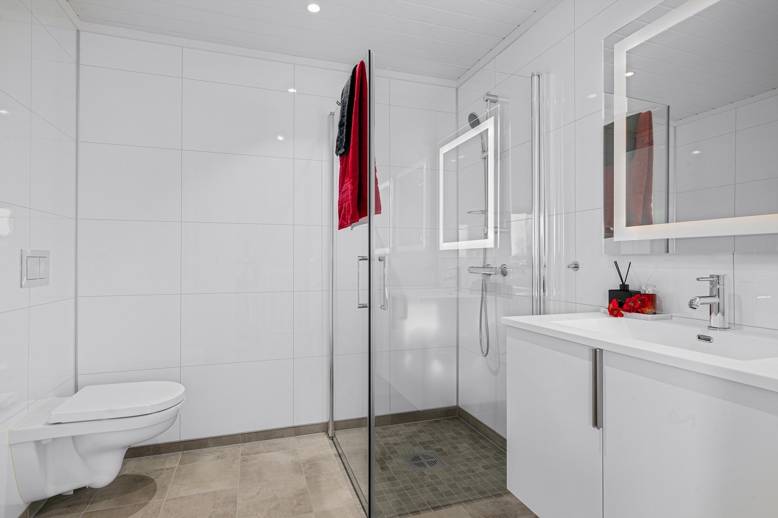 Lekkert og delikat bad i 2. etg. Flislagt gulv og gulvvarme, servant i hvit marmor med underskap, vegghengt toalett og høyskap. Galleribilde