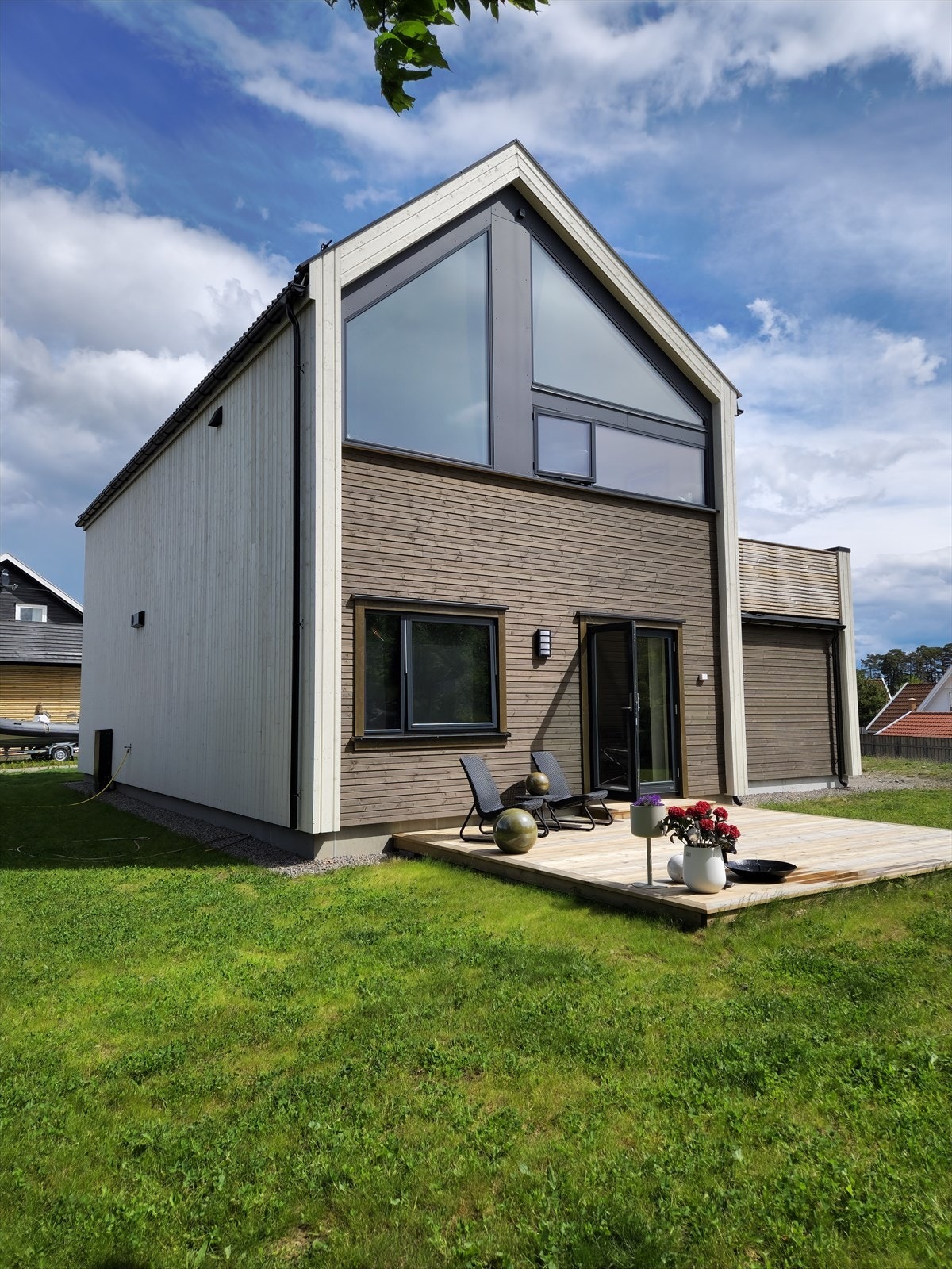 Fasaden mot hagedelen og markterrassen Galleribilde