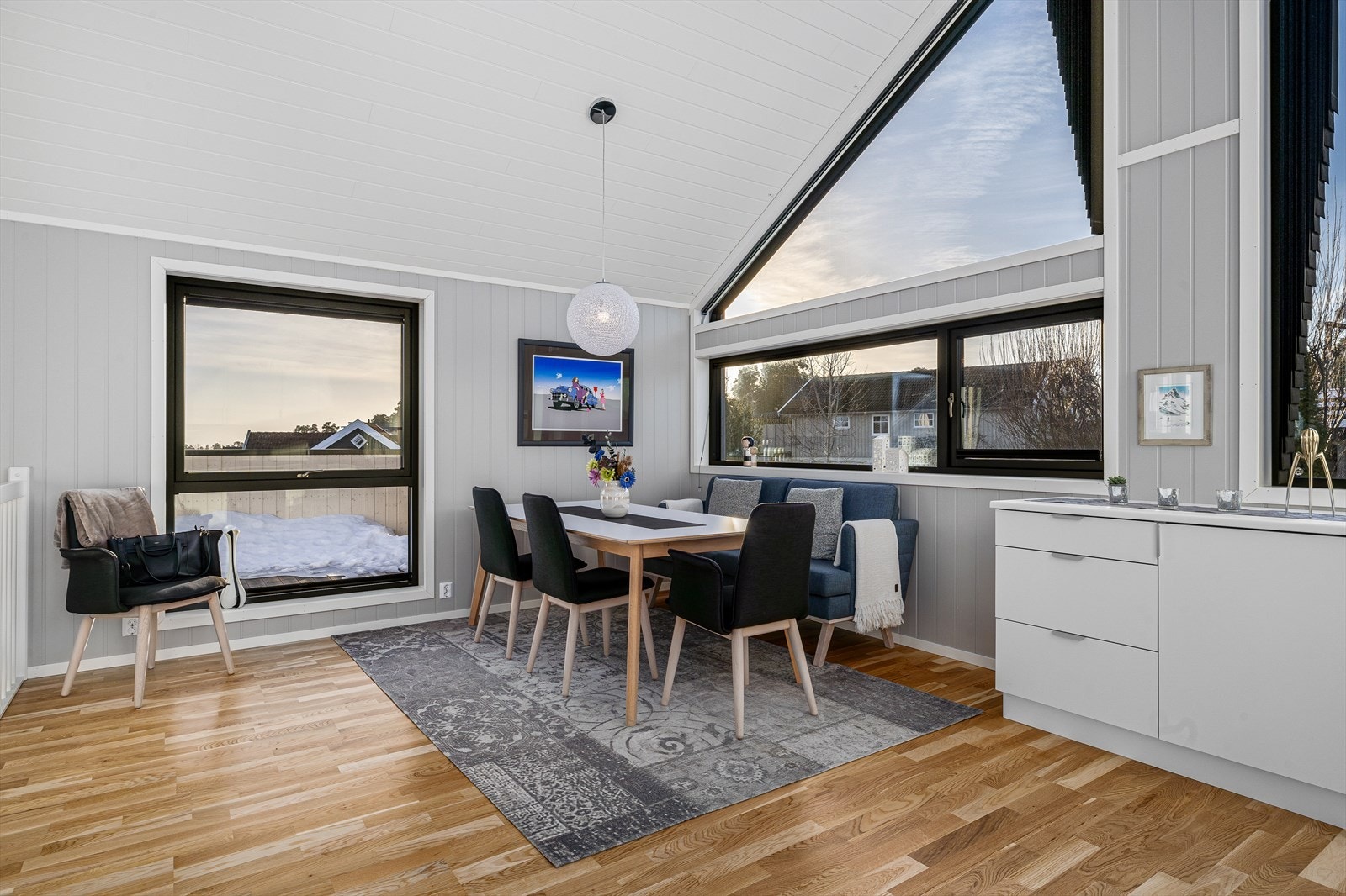 Spisestuedelen av kjøkkenet. Taklampe over spisebordet medfølger. Galleribilde