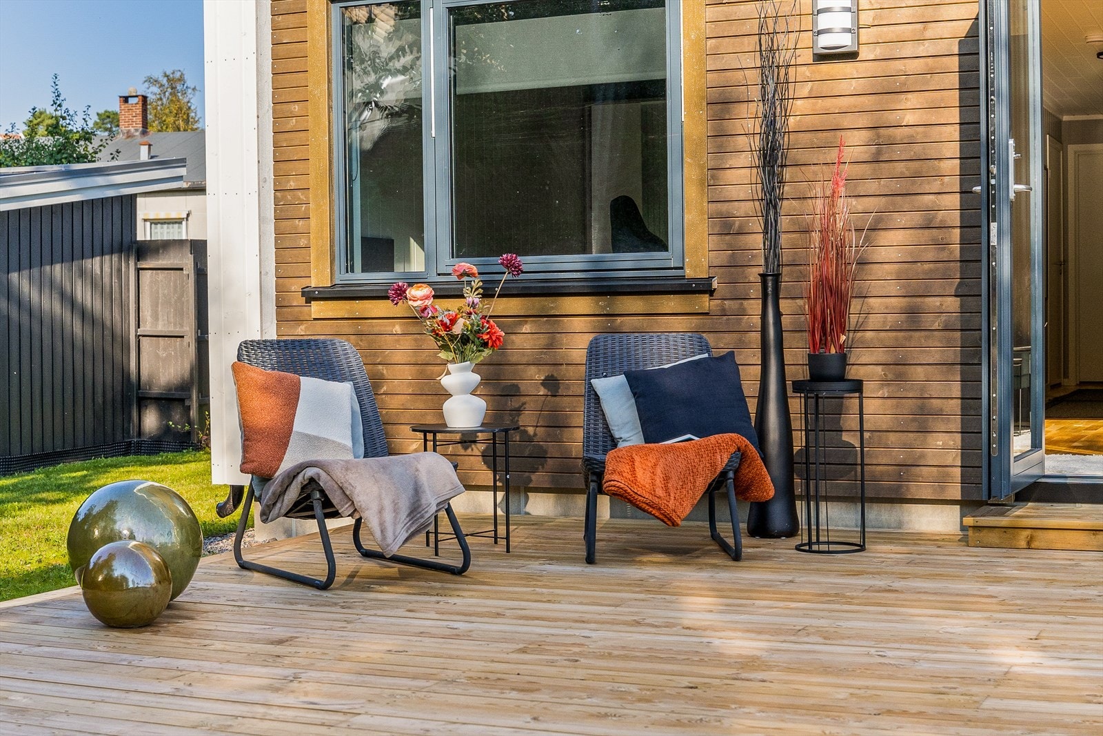 Nyt sommerdagene ute i sittegruppen på markterrassen Galleribilde