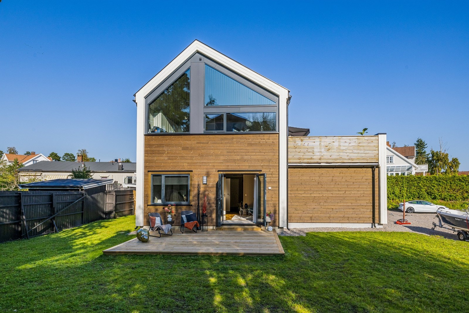 Eiendommen ligger i enden av en blindvei. Pent opparbeidet utearealer. Usjenert og solrikt. Gode parkeringsmuligheter. Galleribilde