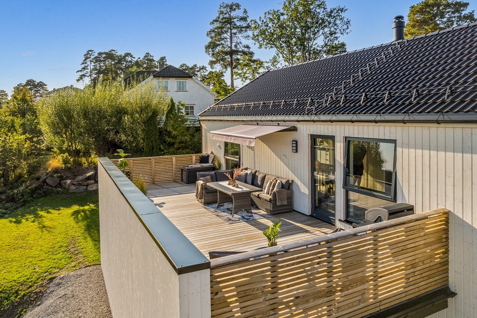 Oversikt over terrassen med utgang fra stuen. Galleribilde