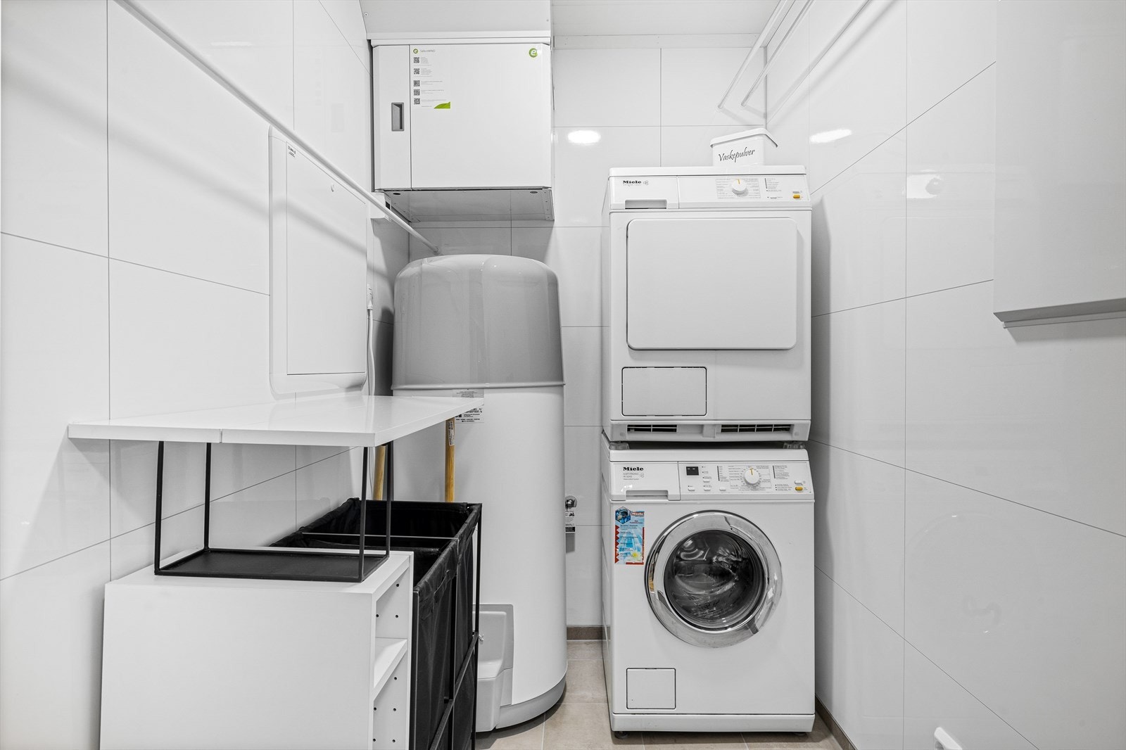 Eget vaskerom/teknisk rom evn. bod med gulvfliser, varmegjenvinningsanlegg og opplegg for vaskesøyle Galleribilde