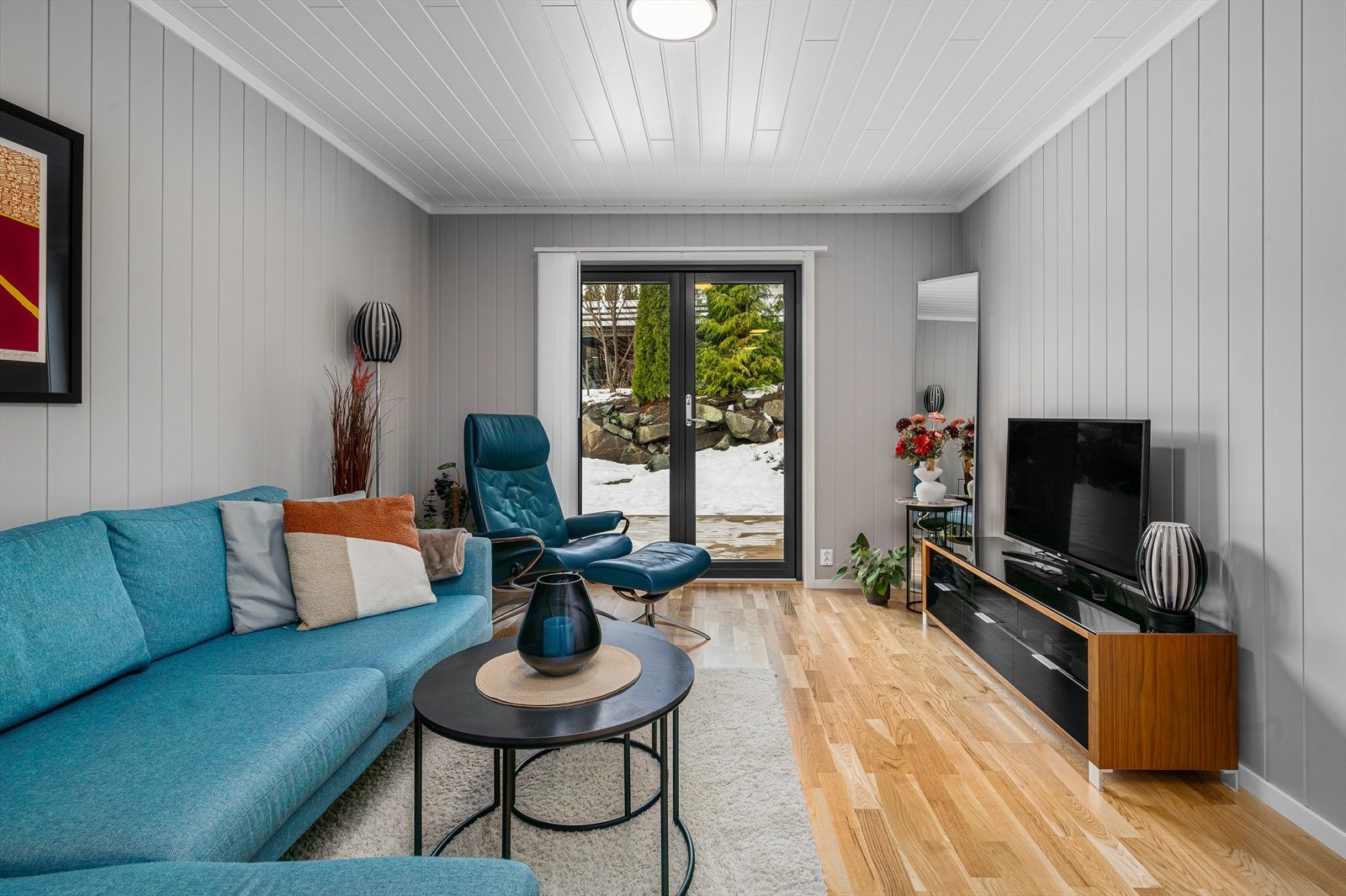 Utgang til markterrassen fra det ekstra soverommet/TV-stuen. Lamellgardin. Galleribilde