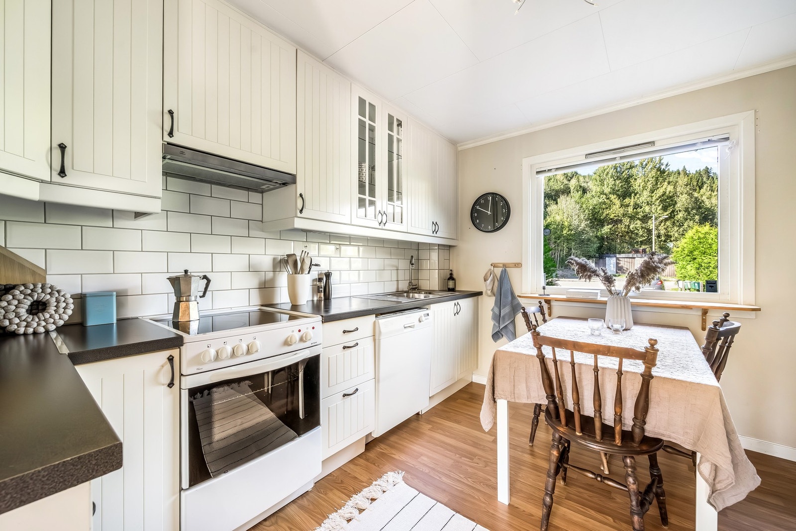 Steikeovn og oppvaskmaskin medfølger. Galleribilde