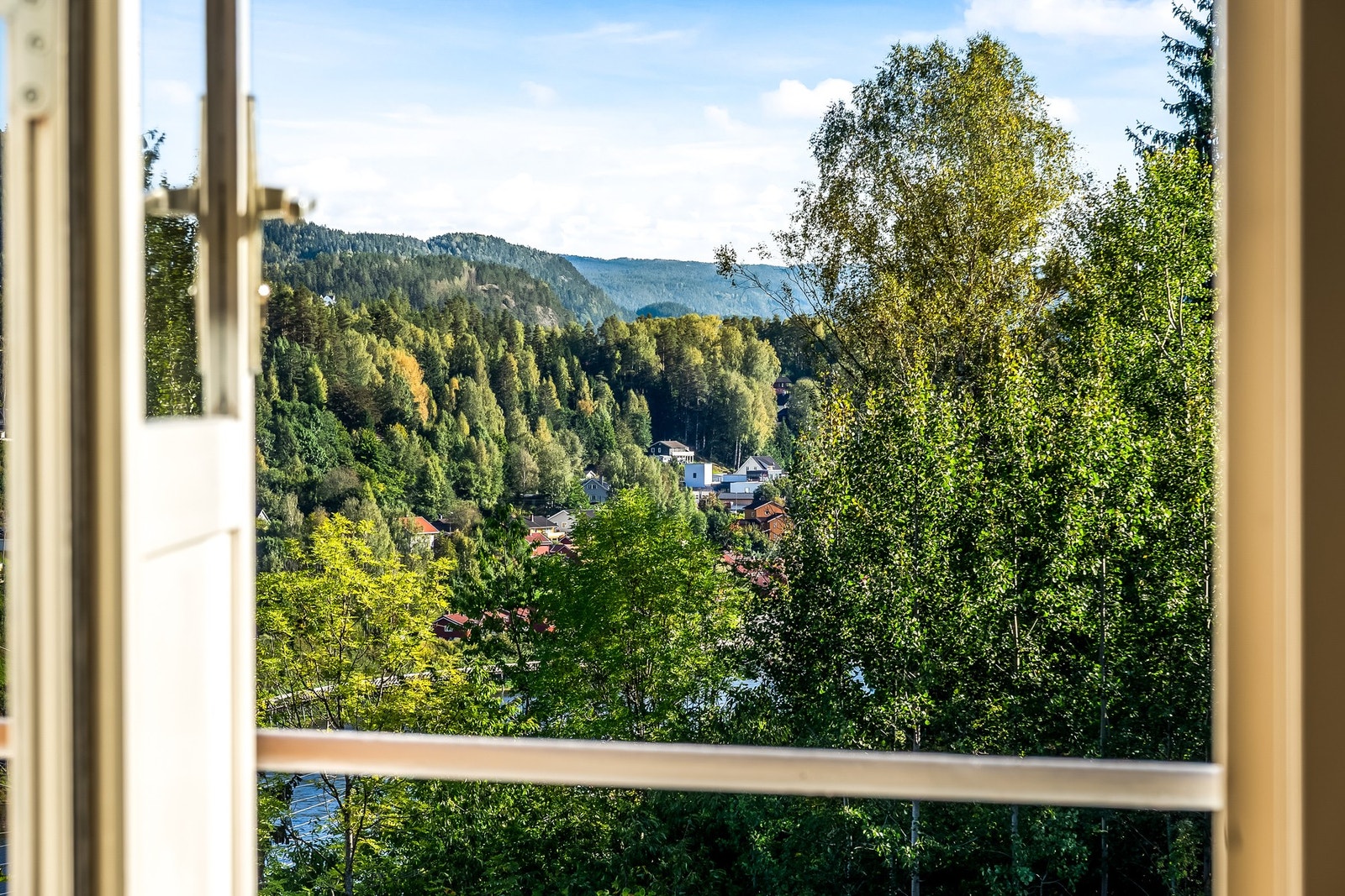 Fra balkongen kan man nyte utsikten mot byen! Galleribilde