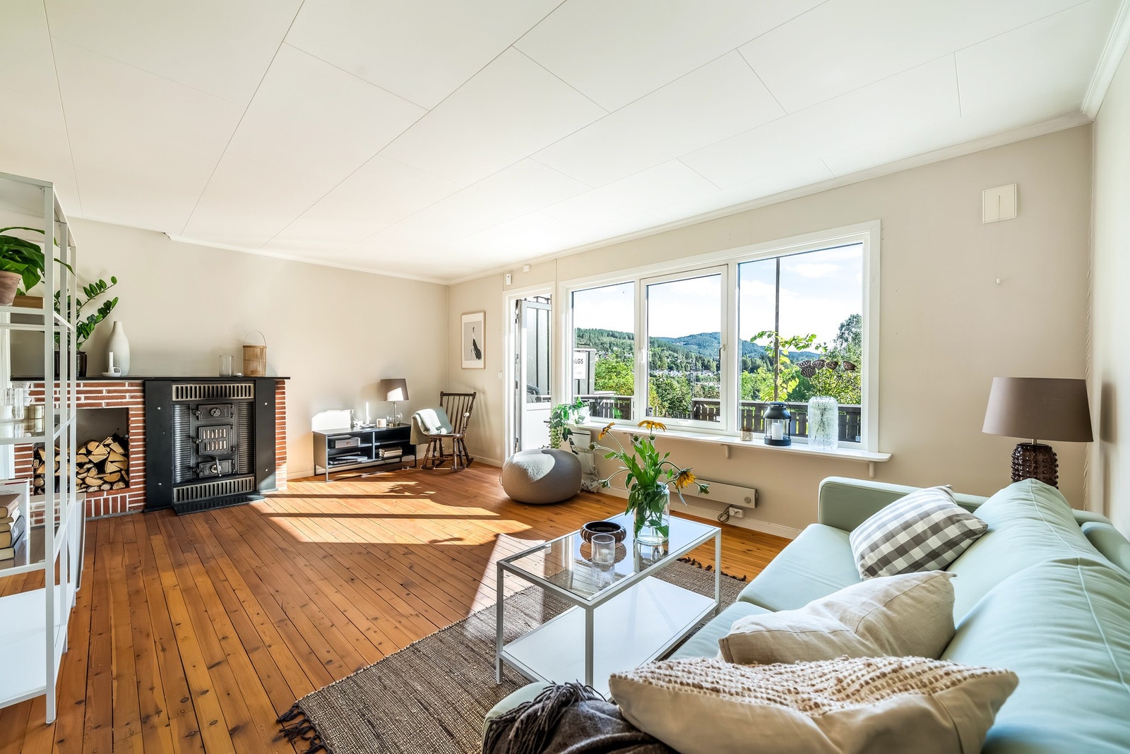 Store vindusflater som slipper inn både utsikt og lys. Galleribilde