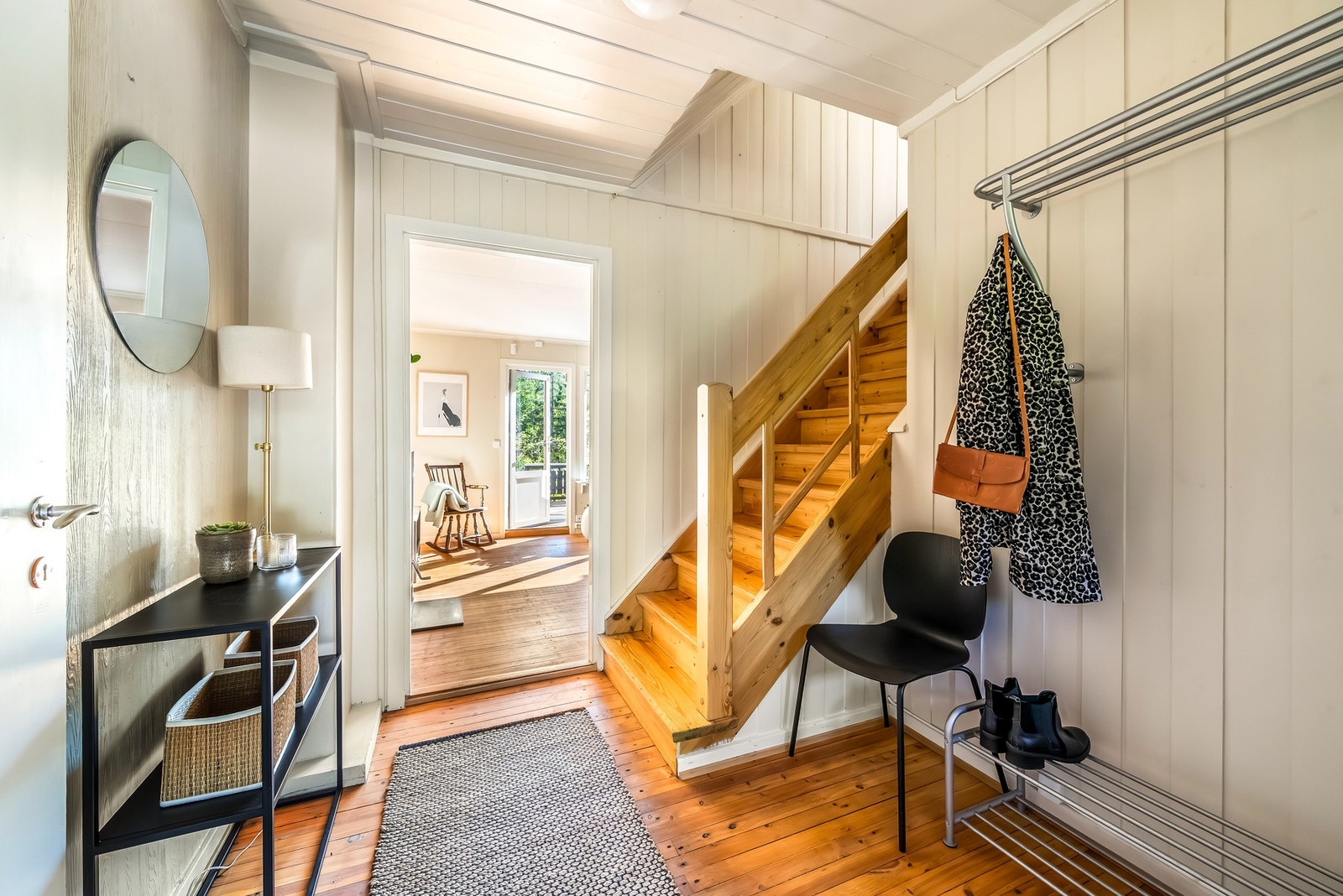 Fra gang er det trapp opp til 2. etasje og adkomst til stue. Galleribilde