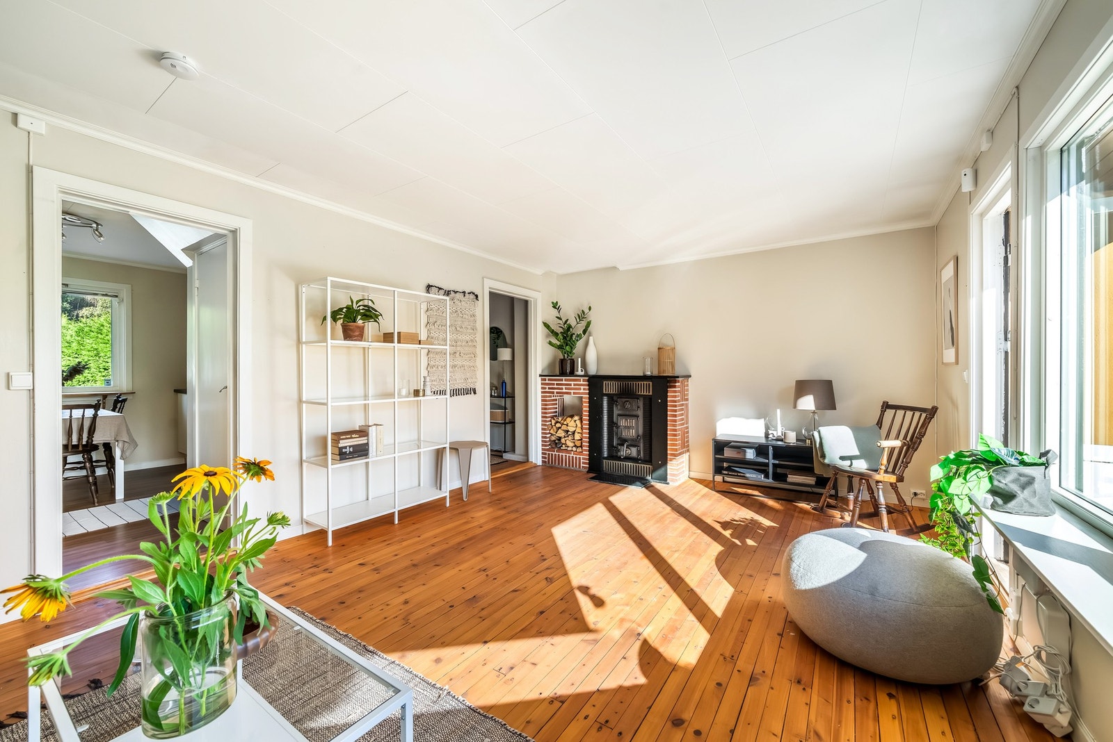 Trivelig og romslig stue med tregulv! Galleribilde