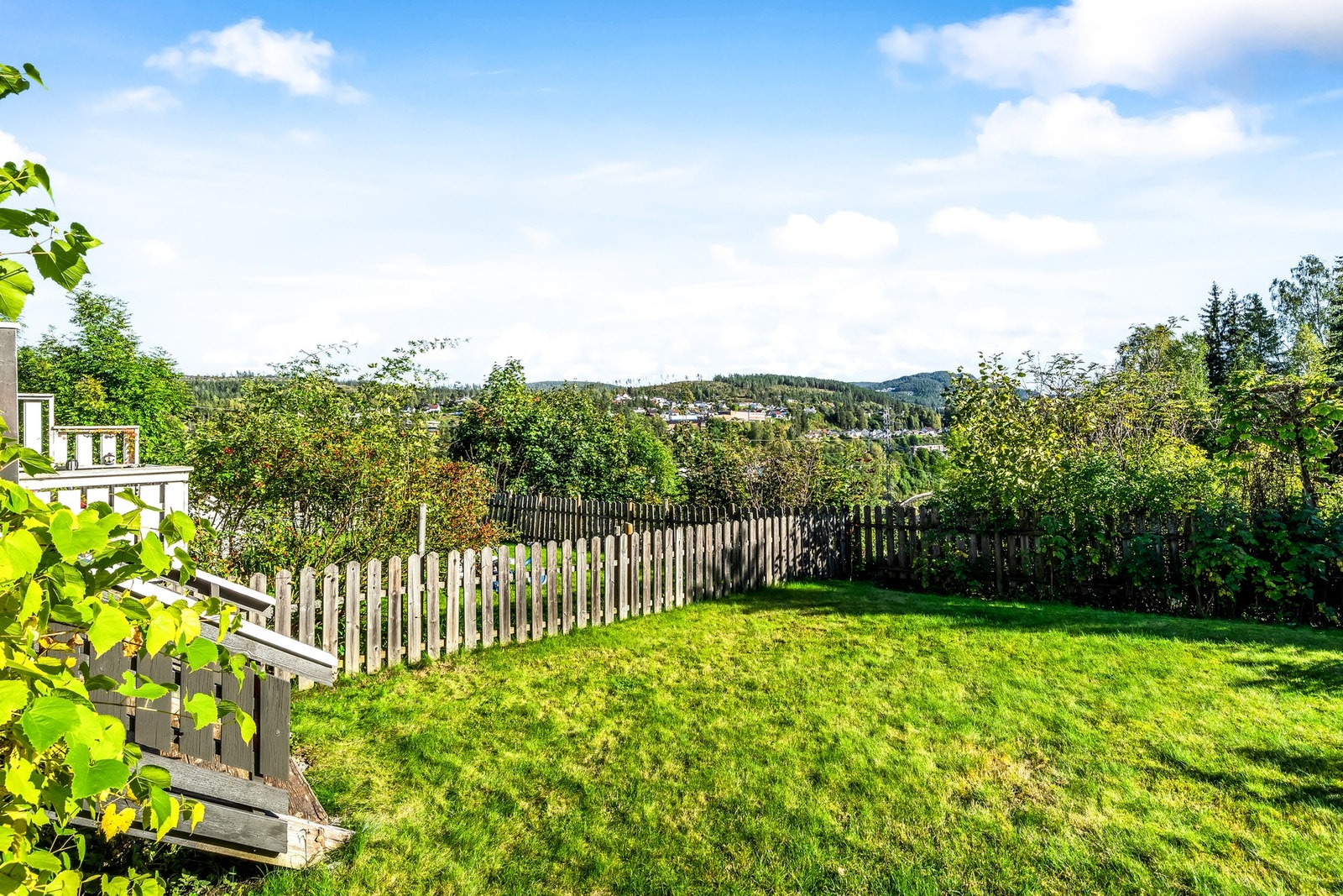 Inngjerdet plen og sørøstvendt uteareal. Galleribilde