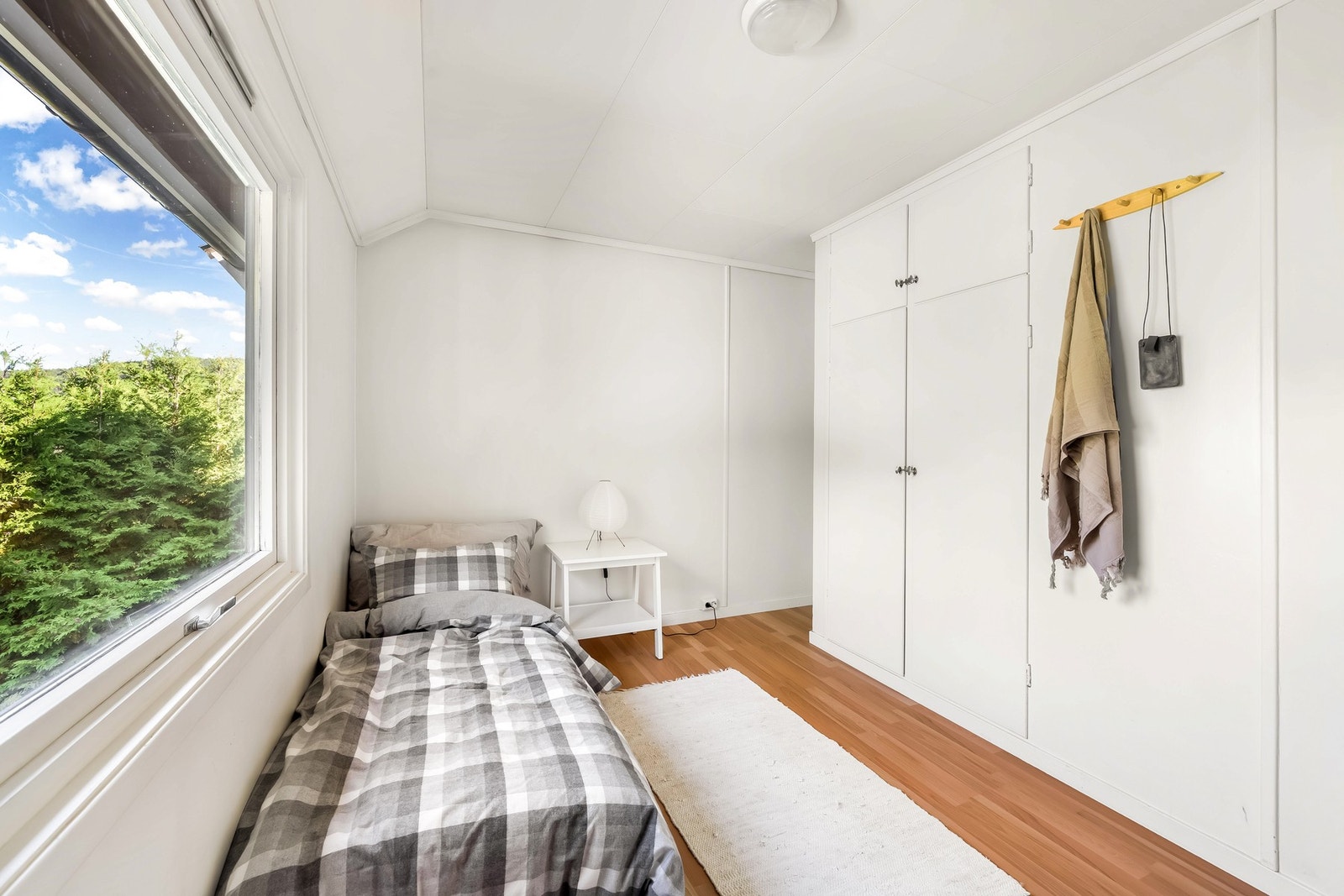 Soverom 3 er vendt mot nordvest. God skapplass med innebygde garderobeskap. Galleribilde