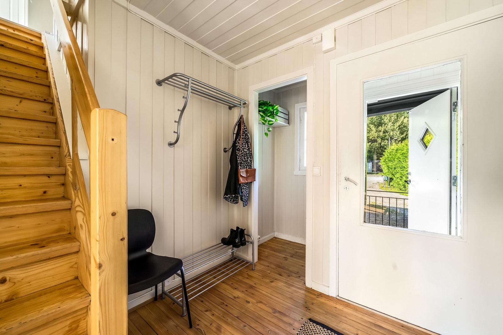 Praktisk vindfang som leder inn i gangen. Garderoberom med plass til yttertøy eller sportsutstyr. Galleribilde