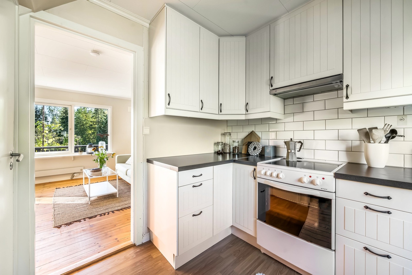 Fra stuen kommer vi inn på kjøkkenet. Masse skapplass! Galleribilde