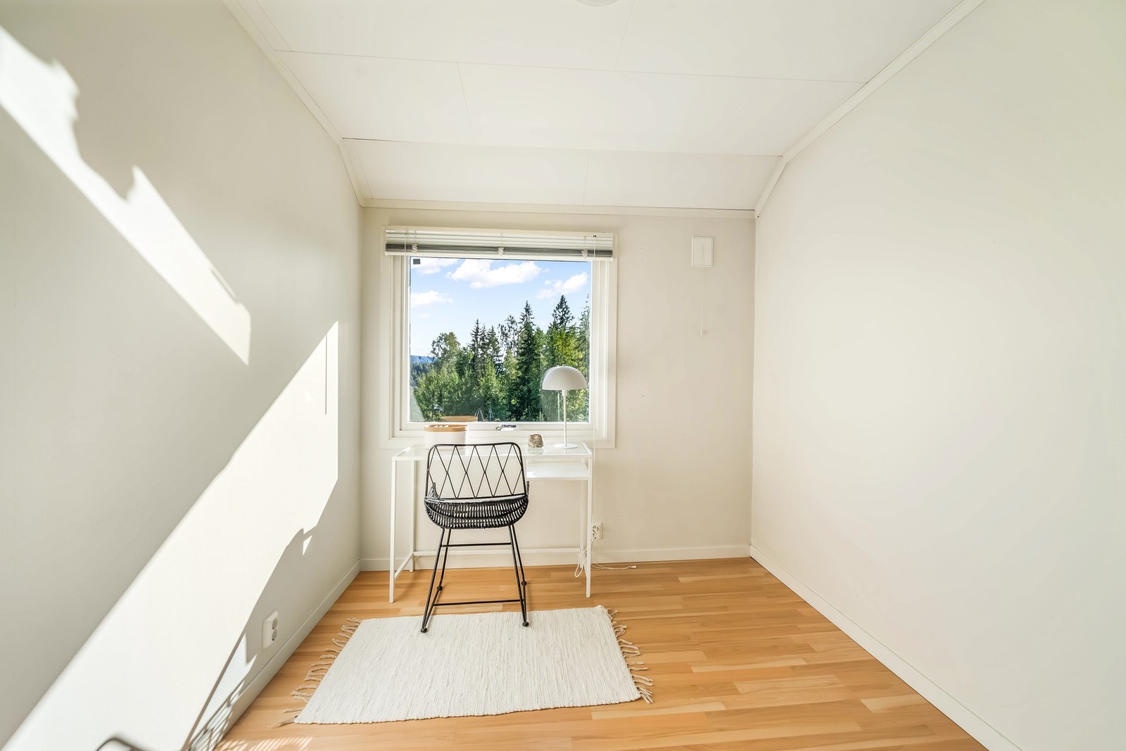 Soverom 1 er nå innredet som kontor, her kan man sitte å jobbe mens man ser ut. Galleribilde