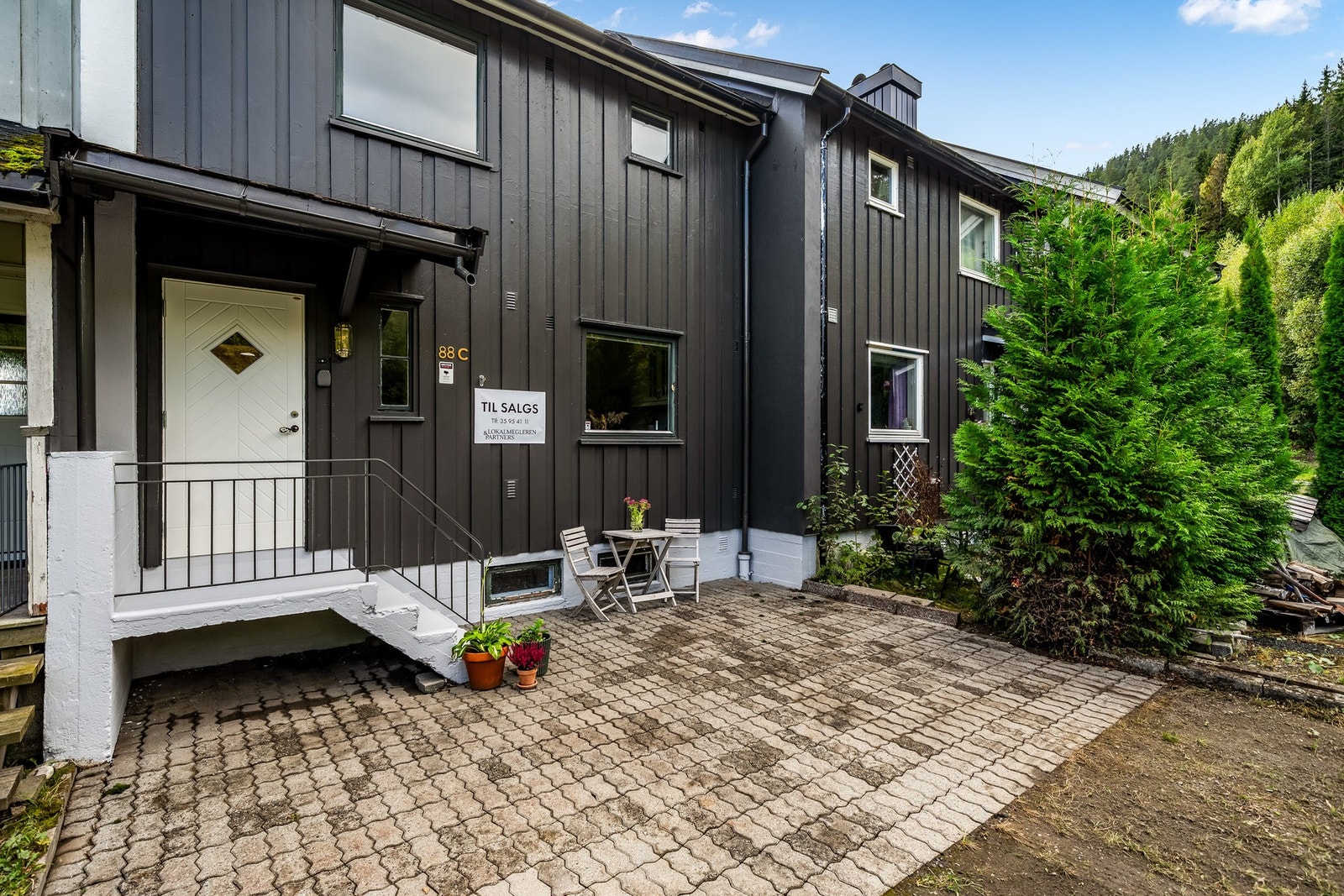 Utenfor inngangspartiet er tunet belagt med belegningsstein. Galleribilde