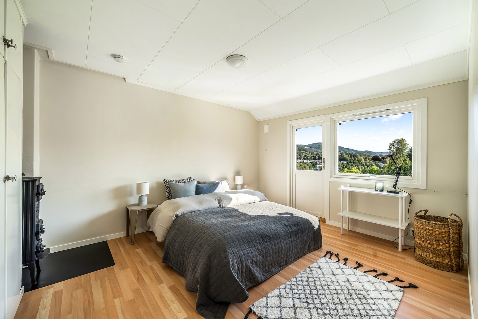 Soverom 2 er også sørøstvendt og har god størrelse. Innebygd garderobeskap, vedovn og egen balkong. Galleribilde