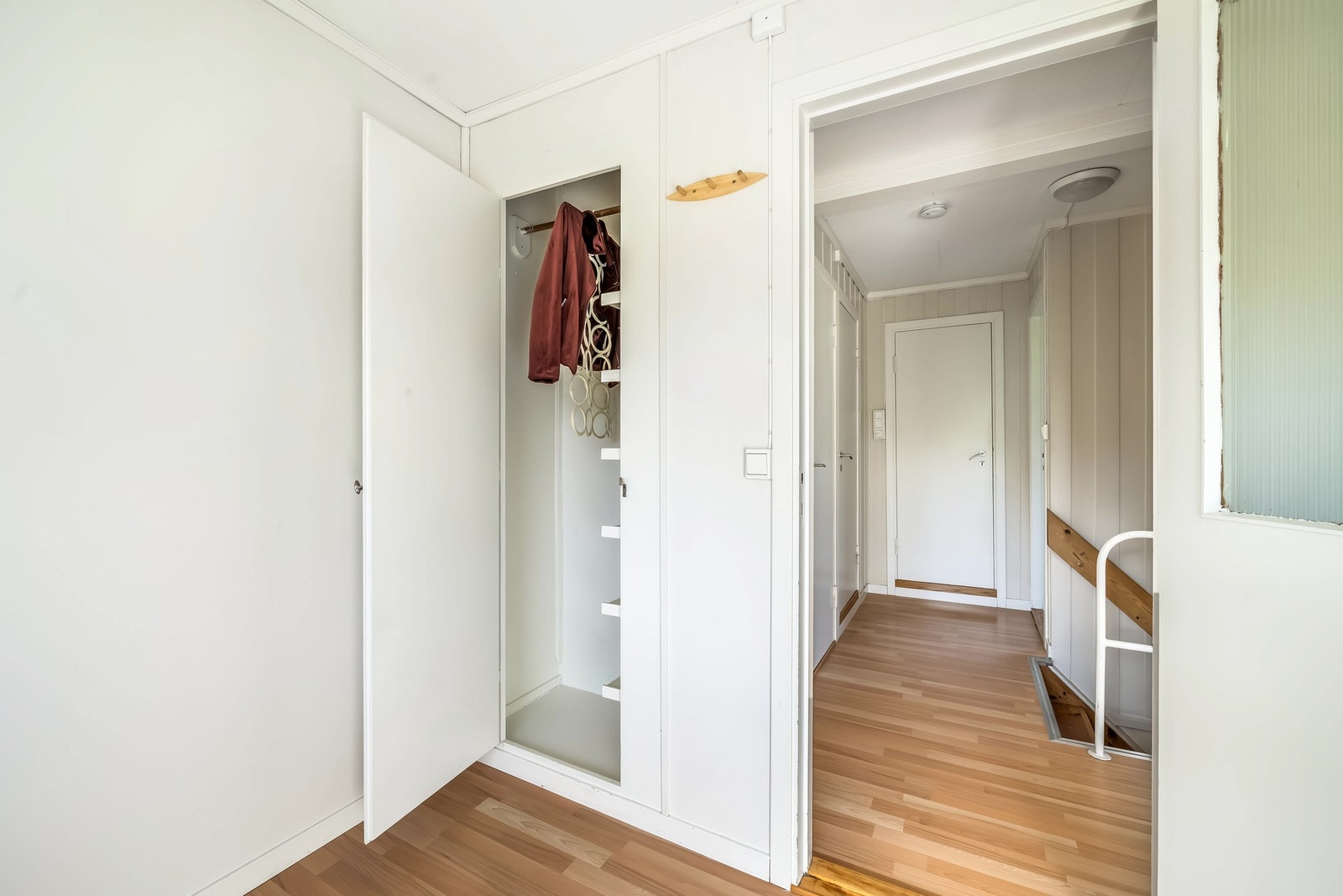 Soverom 1 er vendt mot sørøst, med innebygd garderobeskap. Galleribilde