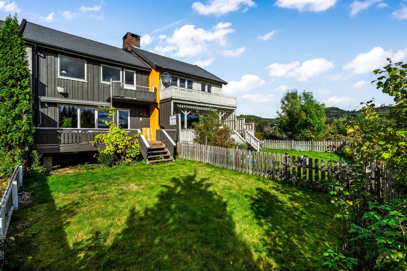 Det er montert både markise og utelampe på terrasse. Galleribilde